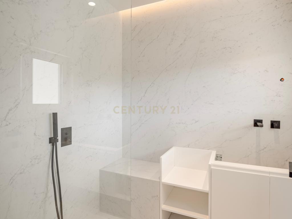 Moradia T4+2 com Piscina, Garagem e Jardim Totalmente Remodelada - Image 24