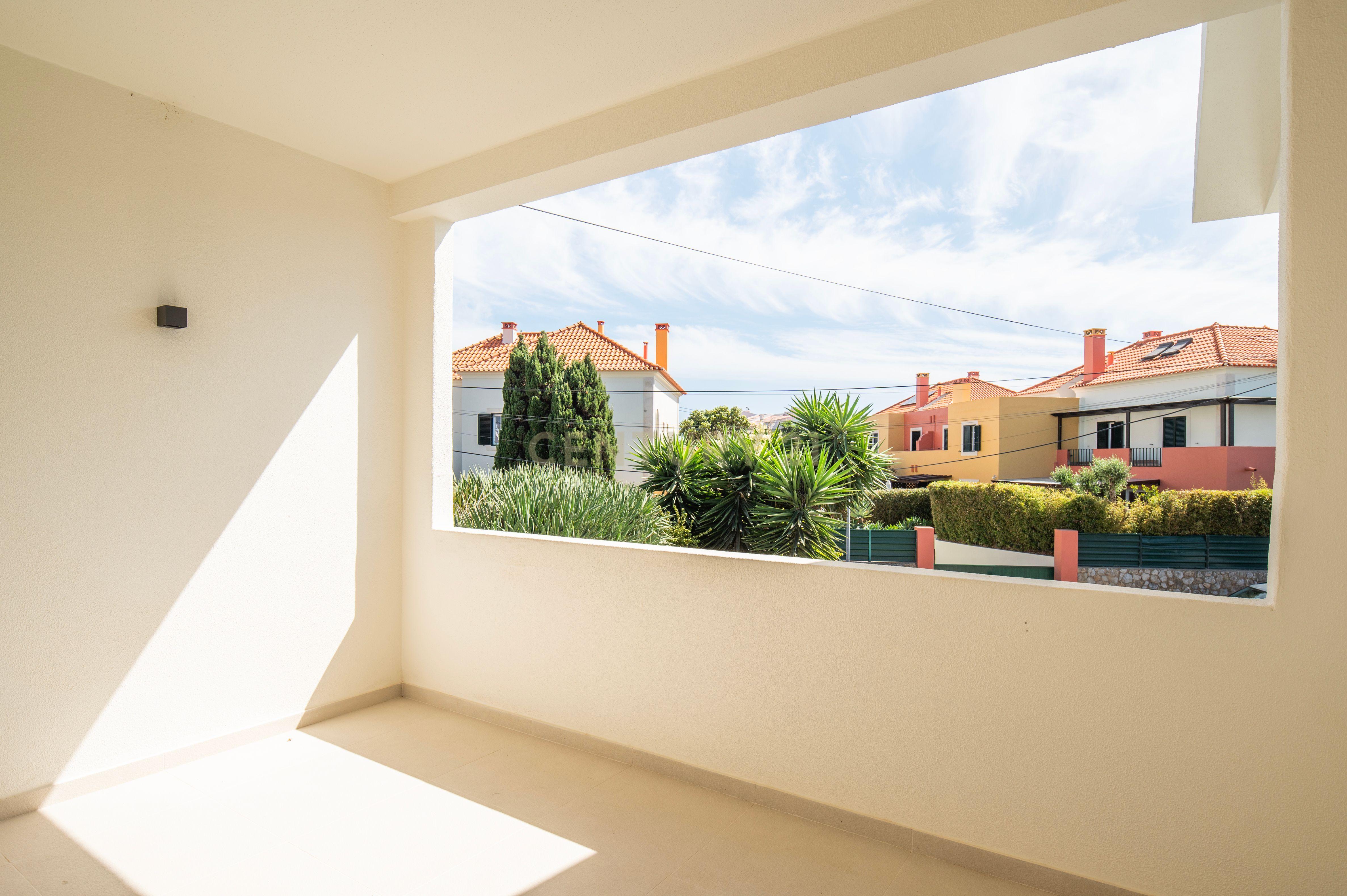 Moradia T4+2 com Piscina, Garagem e Jardim Totalmente Remodelada - Image 15