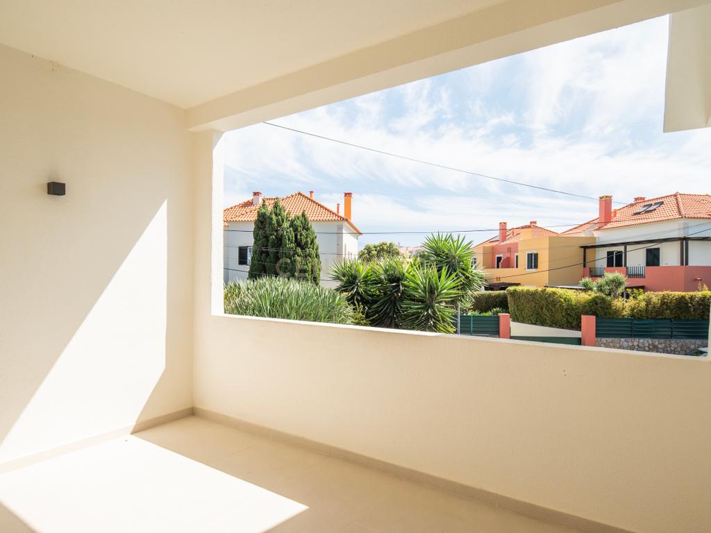 Moradia T4+2 com Piscina, Garagem e Jardim Totalmente Remodelada - Image 15