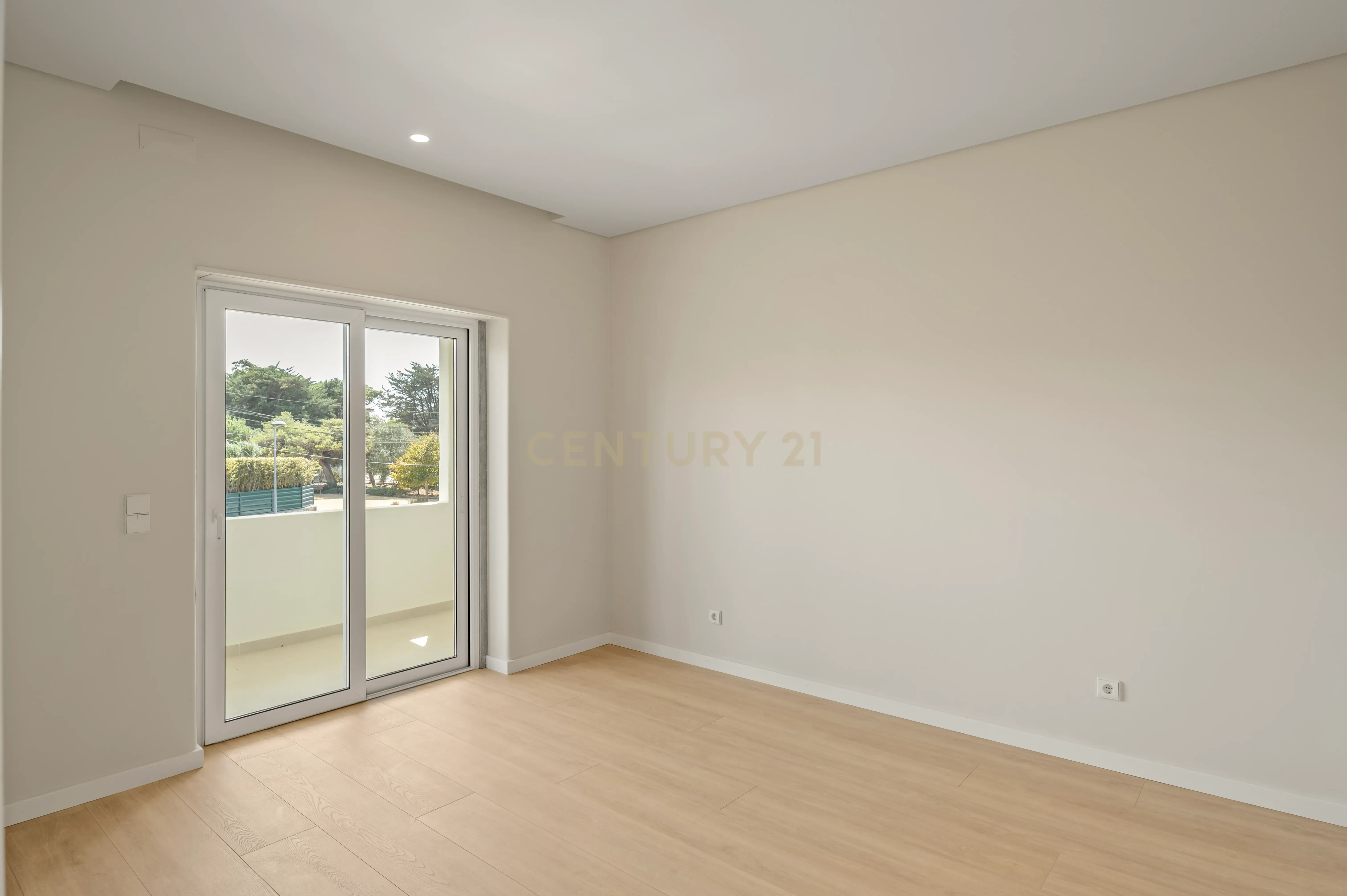 Moradia T4+2 com Piscina, Garagem e Jardim Totalmente Remodelada - Image 14