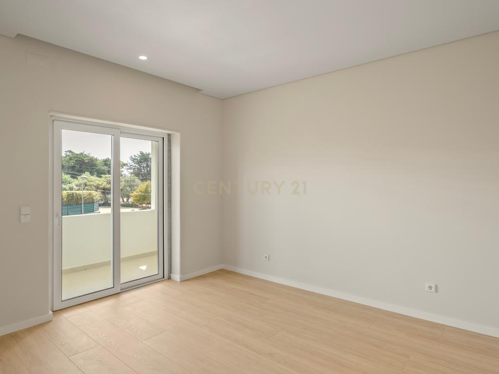 Moradia T4+2 com Piscina, Garagem e Jardim Totalmente Remodelada - Image 14