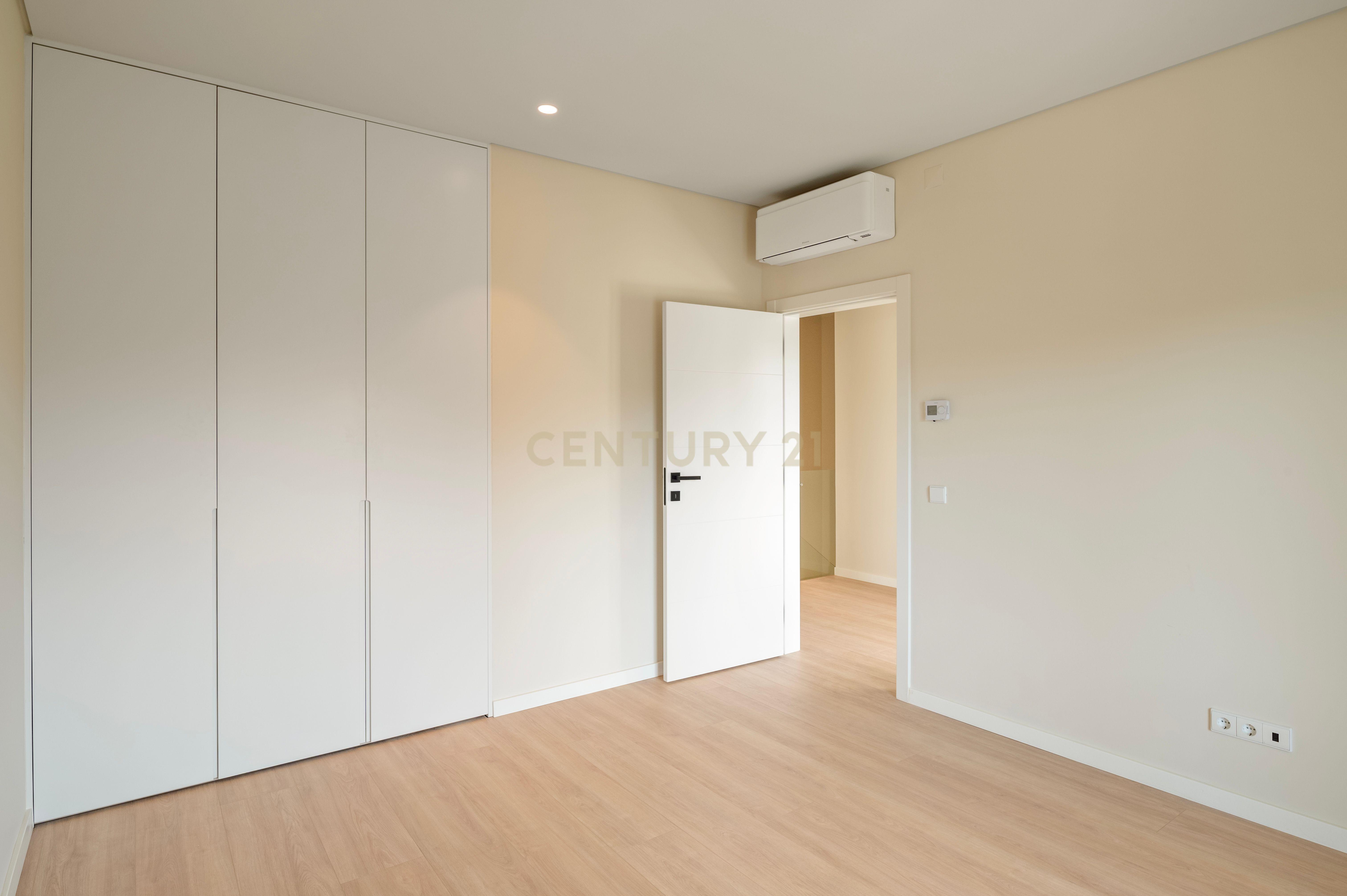 Moradia T4+2 com Piscina, Garagem e Jardim Totalmente Remodelada - Image 18