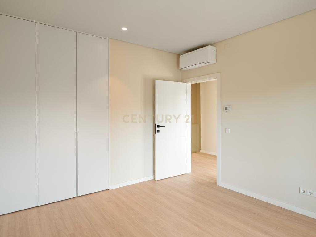 Moradia T4+2 com Piscina, Garagem e Jardim Totalmente Remodelada - Image 18