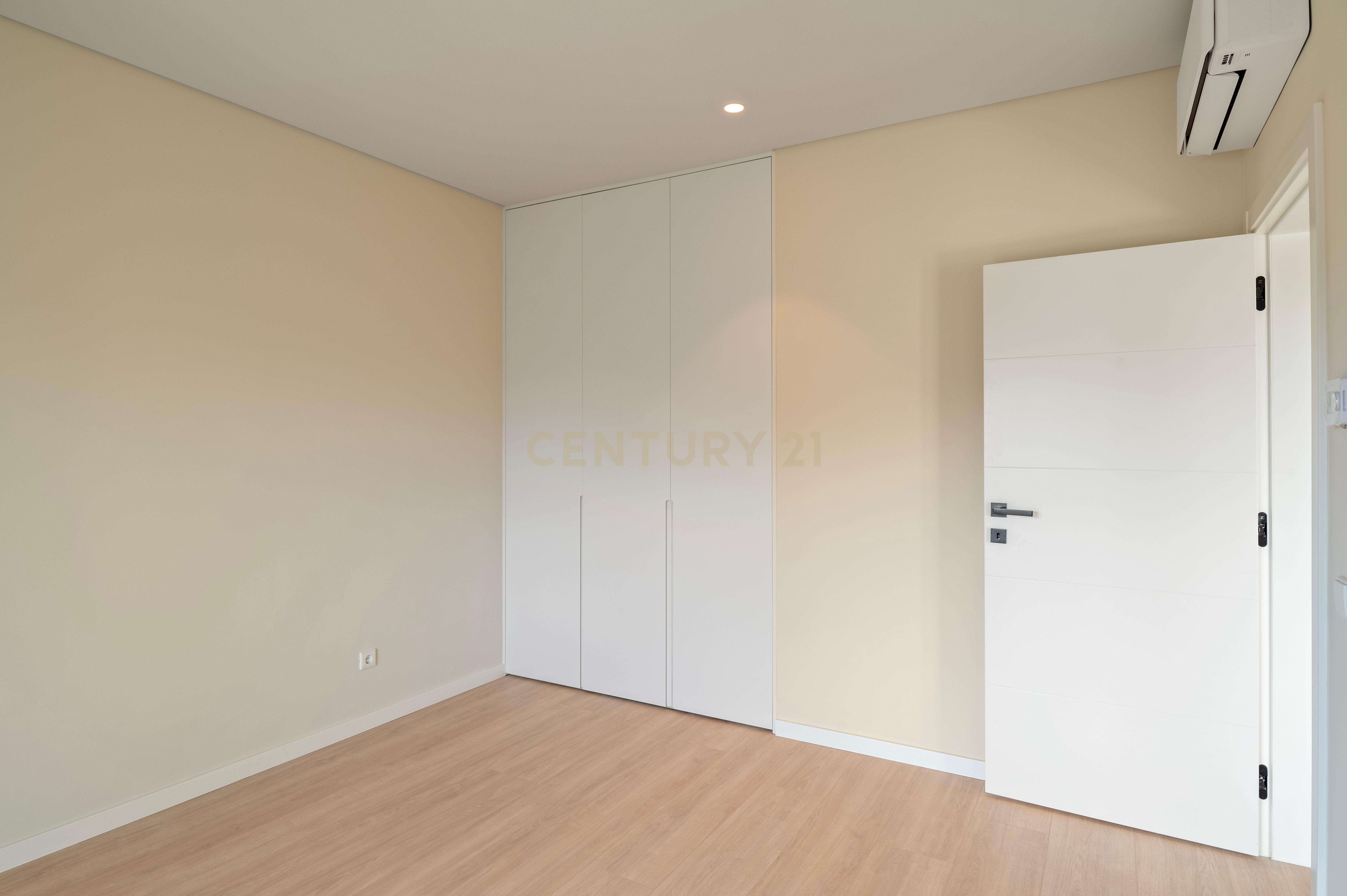 Moradia T4+2 com Piscina, Garagem e Jardim Totalmente Remodelada - Image 22
