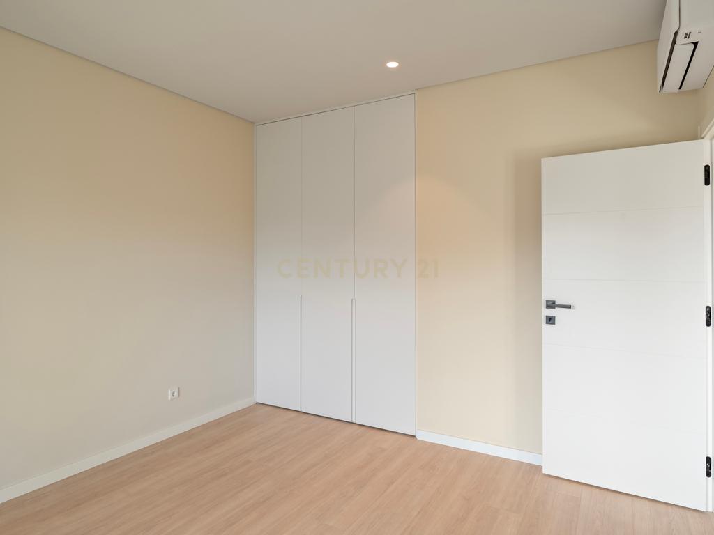 Moradia T4+2 com Piscina, Garagem e Jardim Totalmente Remodelada - Image 22
