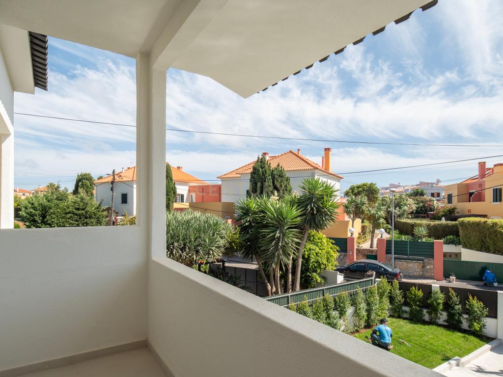 Moradia T4+2 com Piscina, Garagem e Jardim Totalmente Remodelada - Image 28
