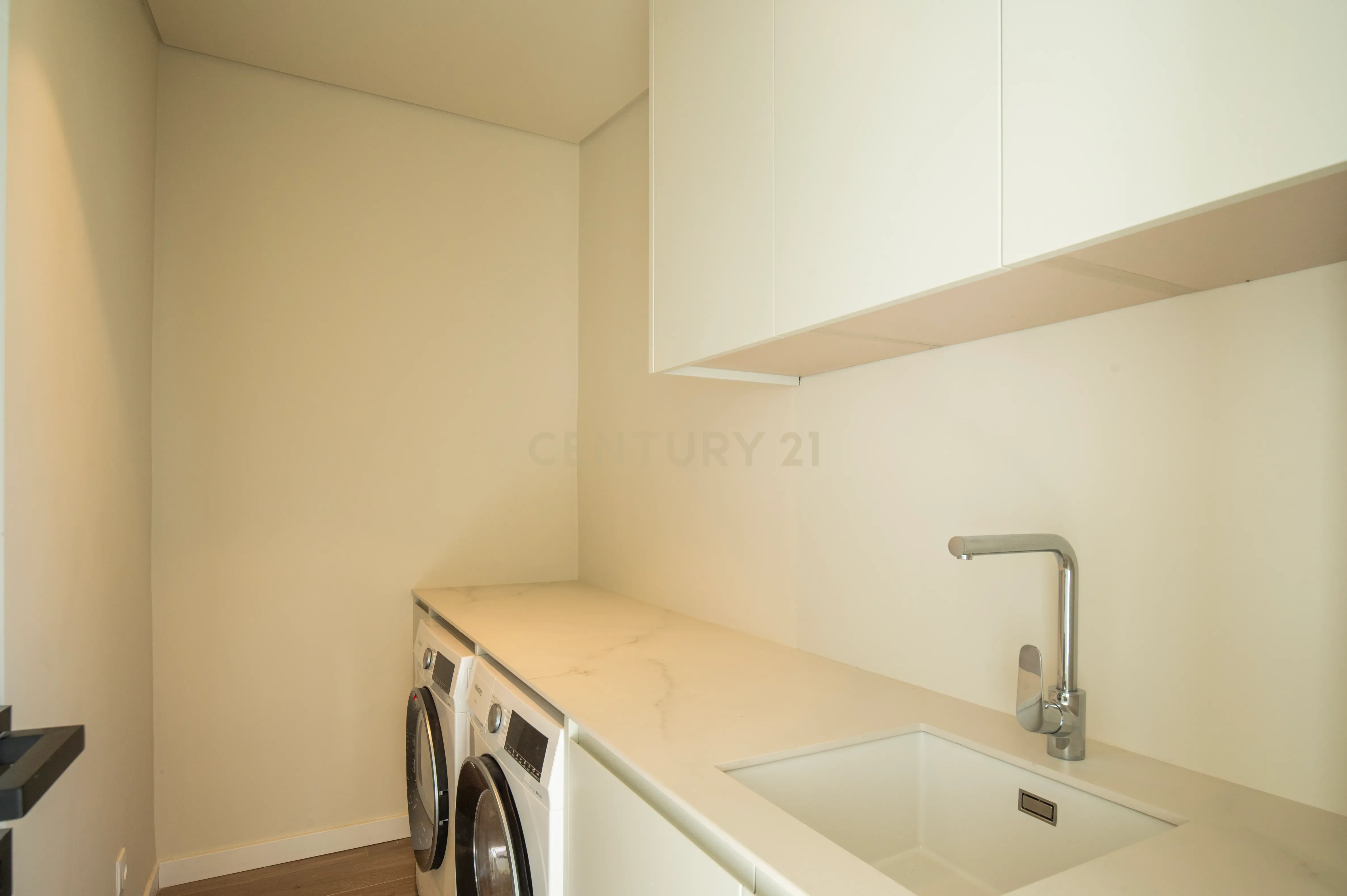 Moradia T4+2 com Piscina, Garagem e Jardim Totalmente Remodelada - Image 29