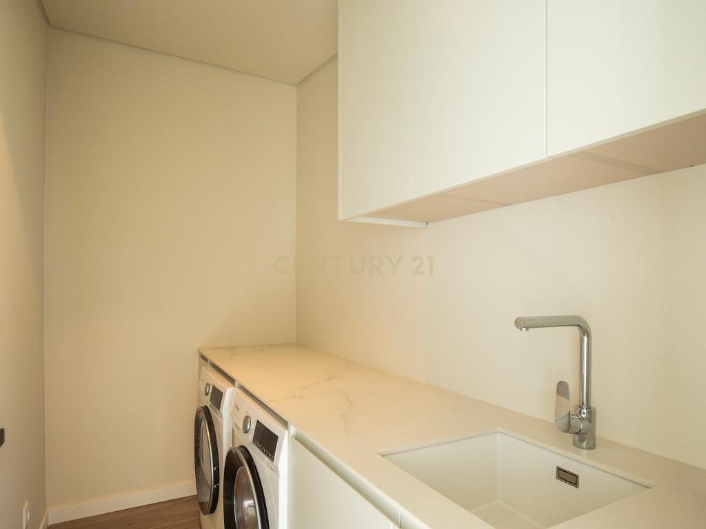 Moradia T4+2 com Piscina, Garagem e Jardim Totalmente Remodelada - Image 29