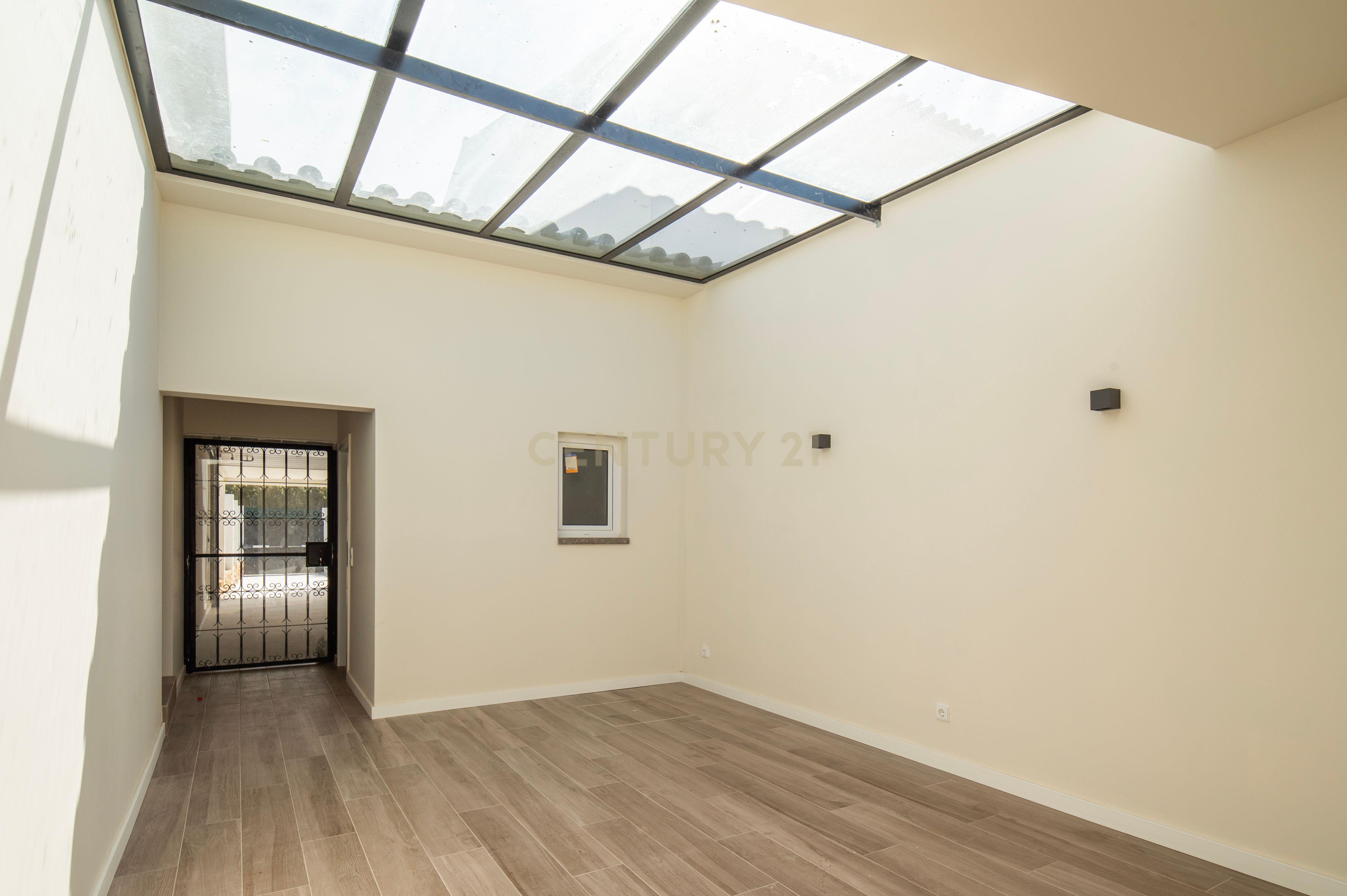 Moradia T4+2 com Piscina, Garagem e Jardim Totalmente Remodelada - Image 31