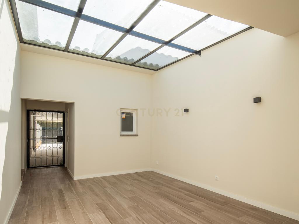 Moradia T4+2 com Piscina, Garagem e Jardim Totalmente Remodelada - Image 31