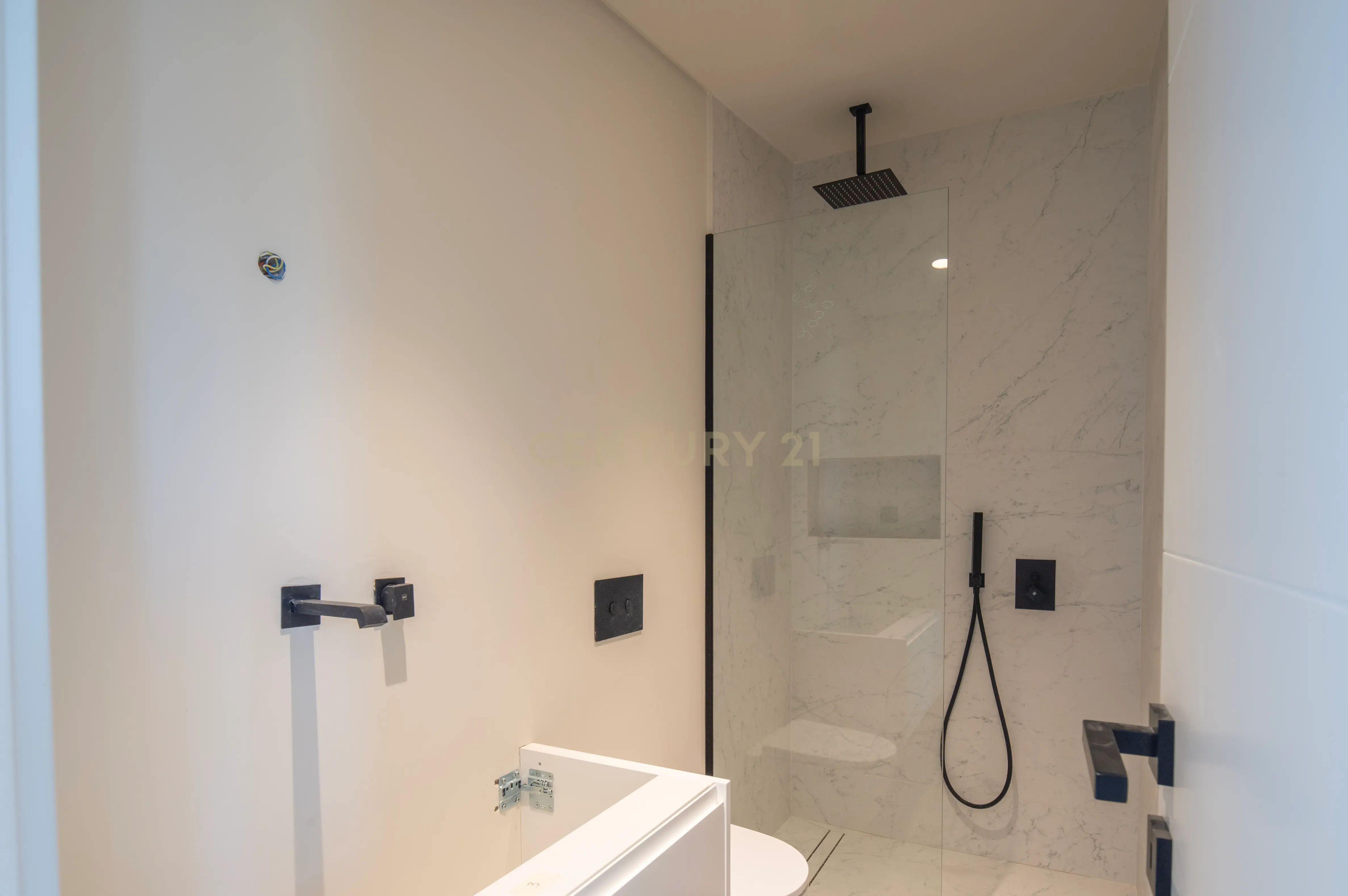 Moradia T4+2 com Piscina, Garagem e Jardim Totalmente Remodelada - Image 26