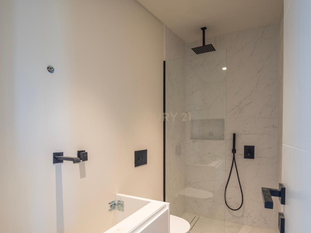 Moradia T4+2 com Piscina, Garagem e Jardim Totalmente Remodelada - Image 26