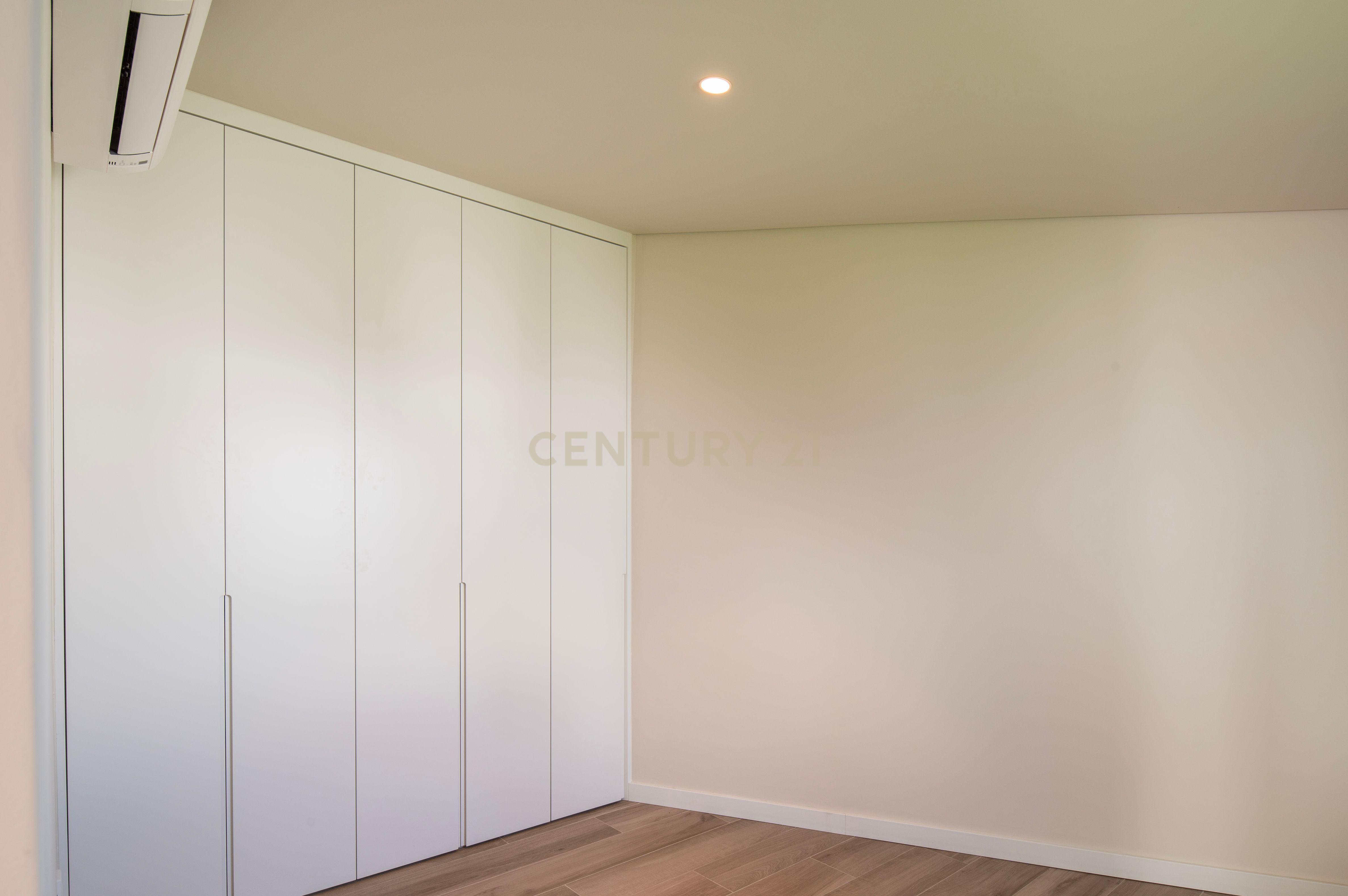 Moradia T4+2 com Piscina, Garagem e Jardim Totalmente Remodelada - Image 23