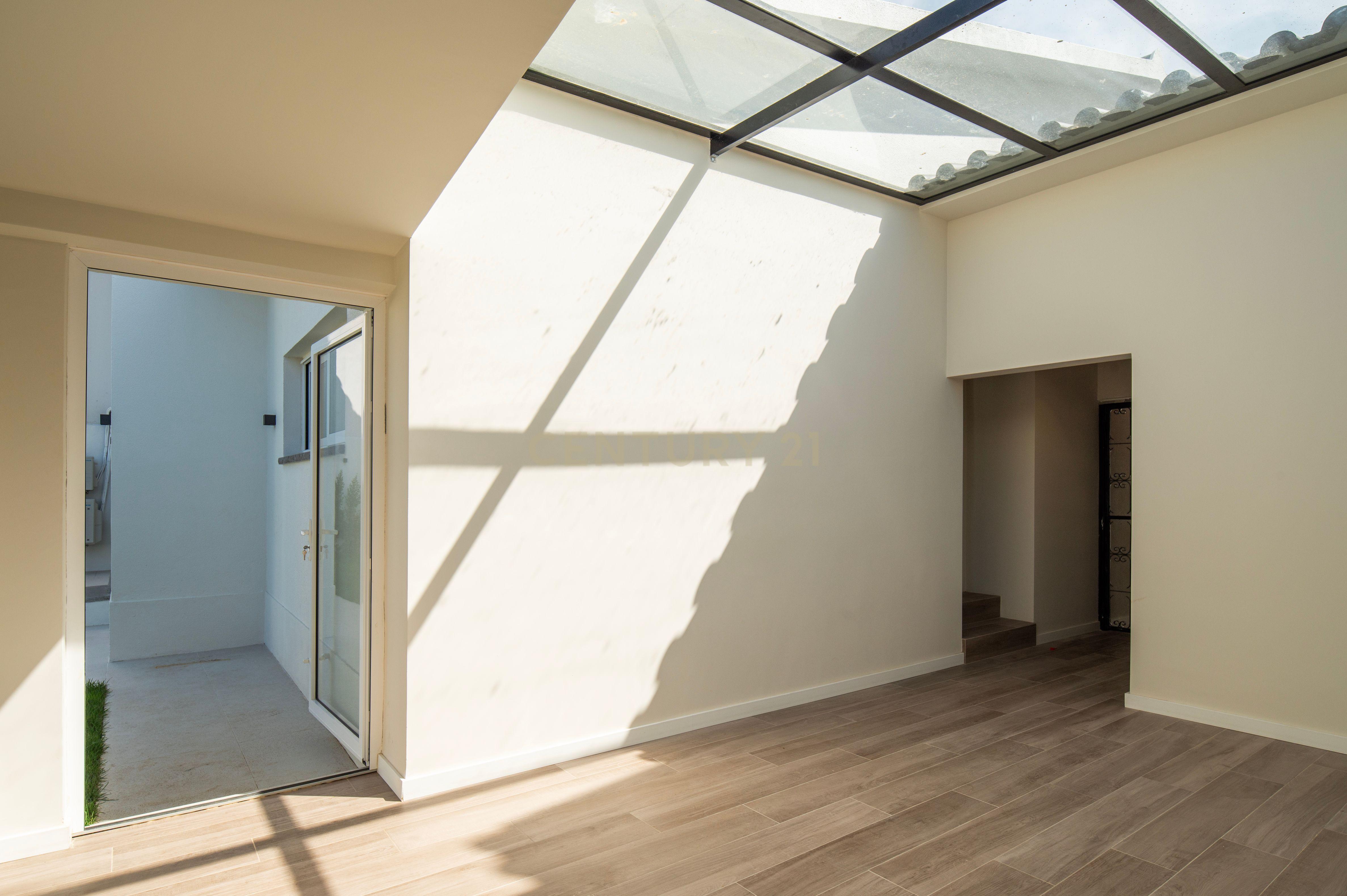 Moradia T4+2 com Piscina, Garagem e Jardim Totalmente Remodelada - Image 32