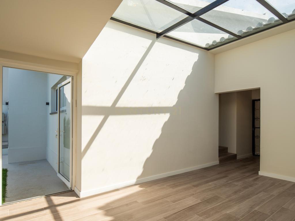Moradia T4+2 com Piscina, Garagem e Jardim Totalmente Remodelada - Image 32