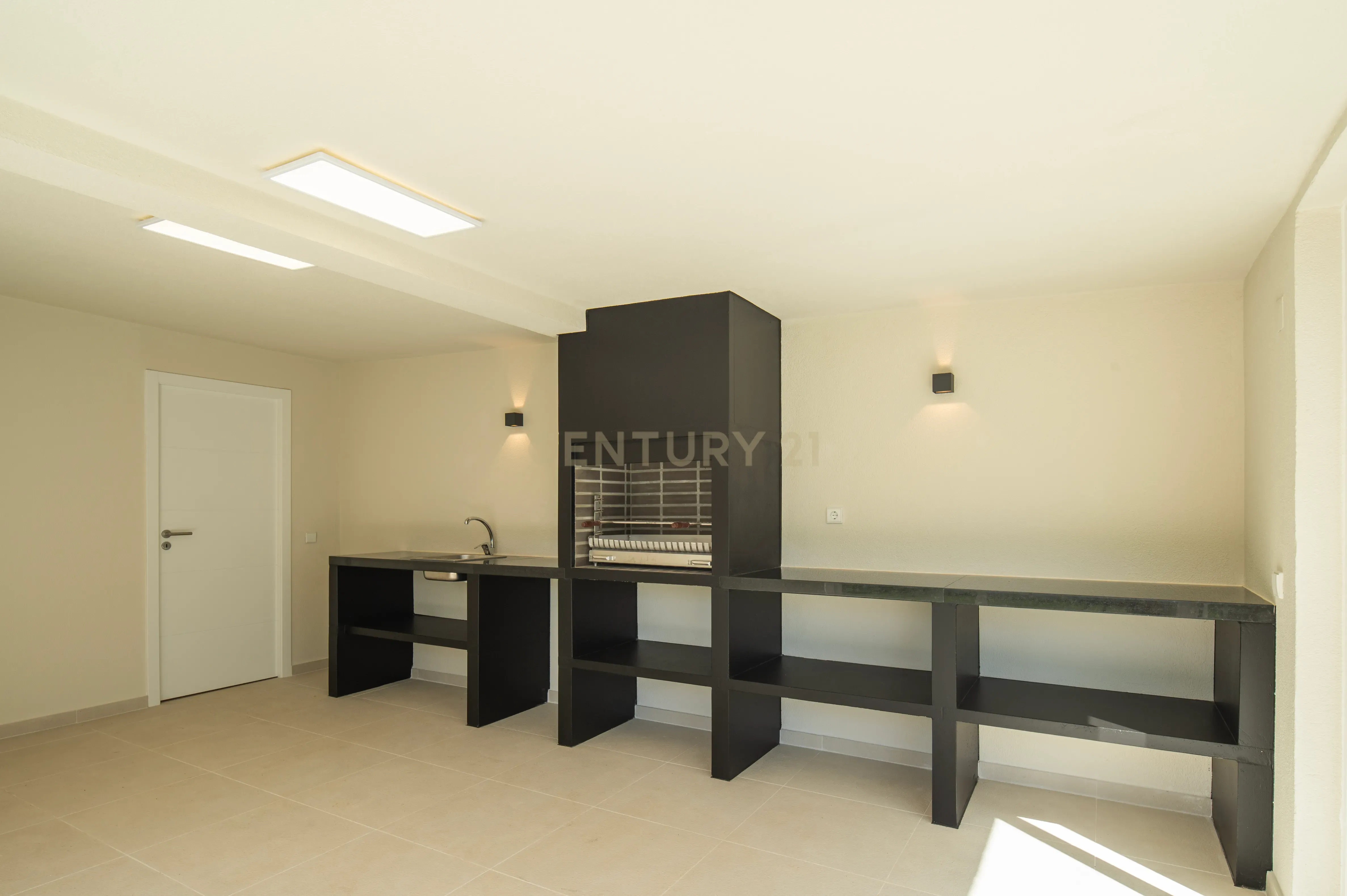 Moradia T4+2 com Piscina, Garagem e Jardim Totalmente Remodelada - Image 34