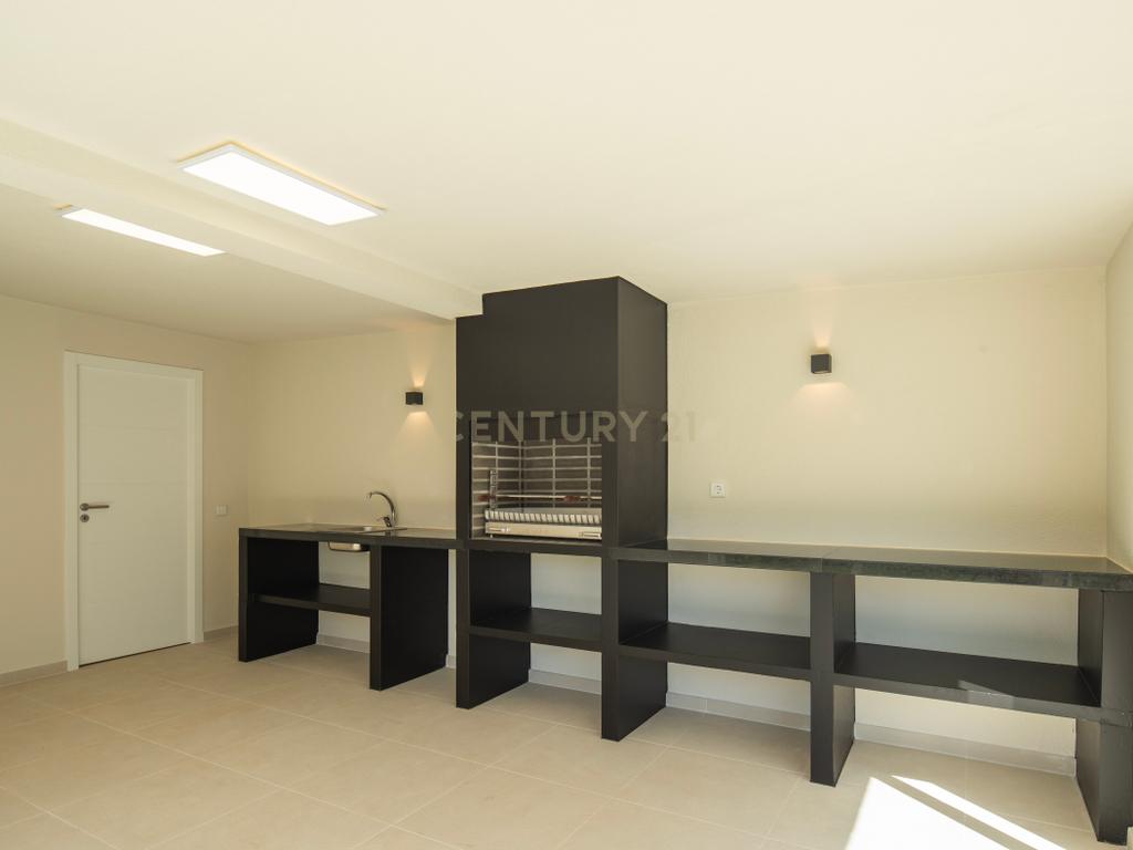 Moradia T4+2 com Piscina, Garagem e Jardim Totalmente Remodelada - Image 34