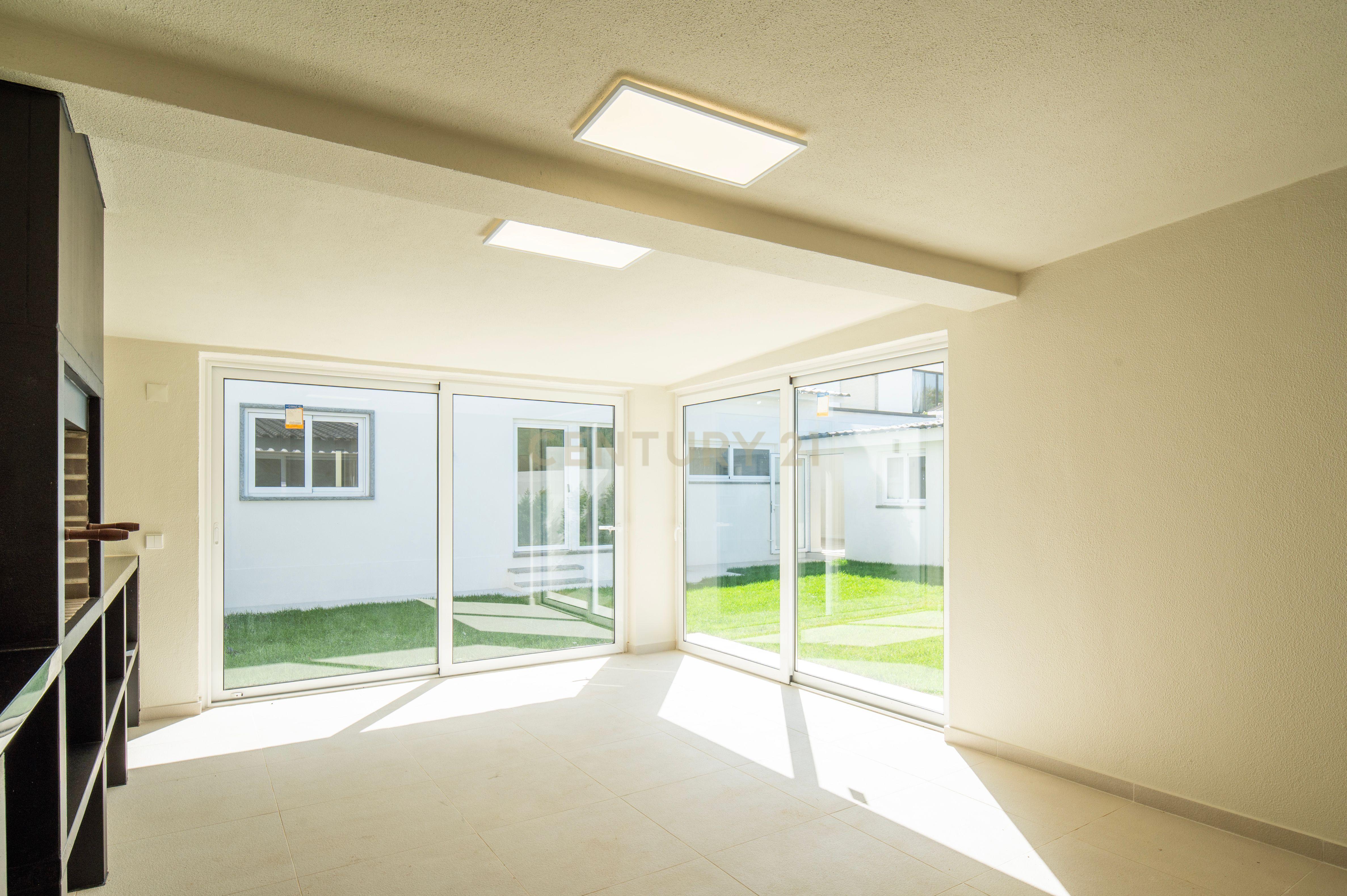 Moradia T4+2 com Piscina, Garagem e Jardim Totalmente Remodelada - Image 33