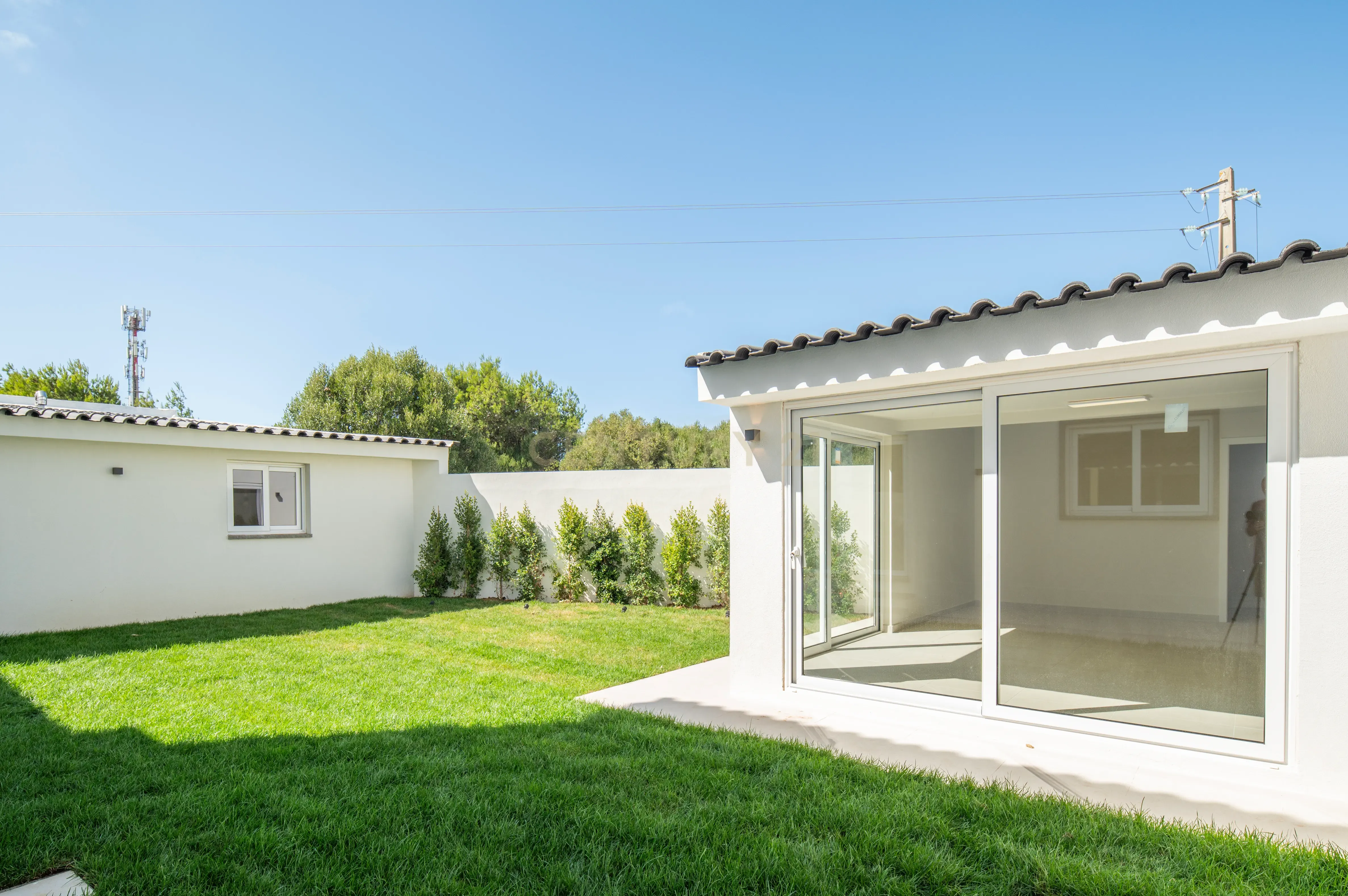 Moradia T4+2 com Piscina, Garagem e Jardim Totalmente Remodelada - Image 30