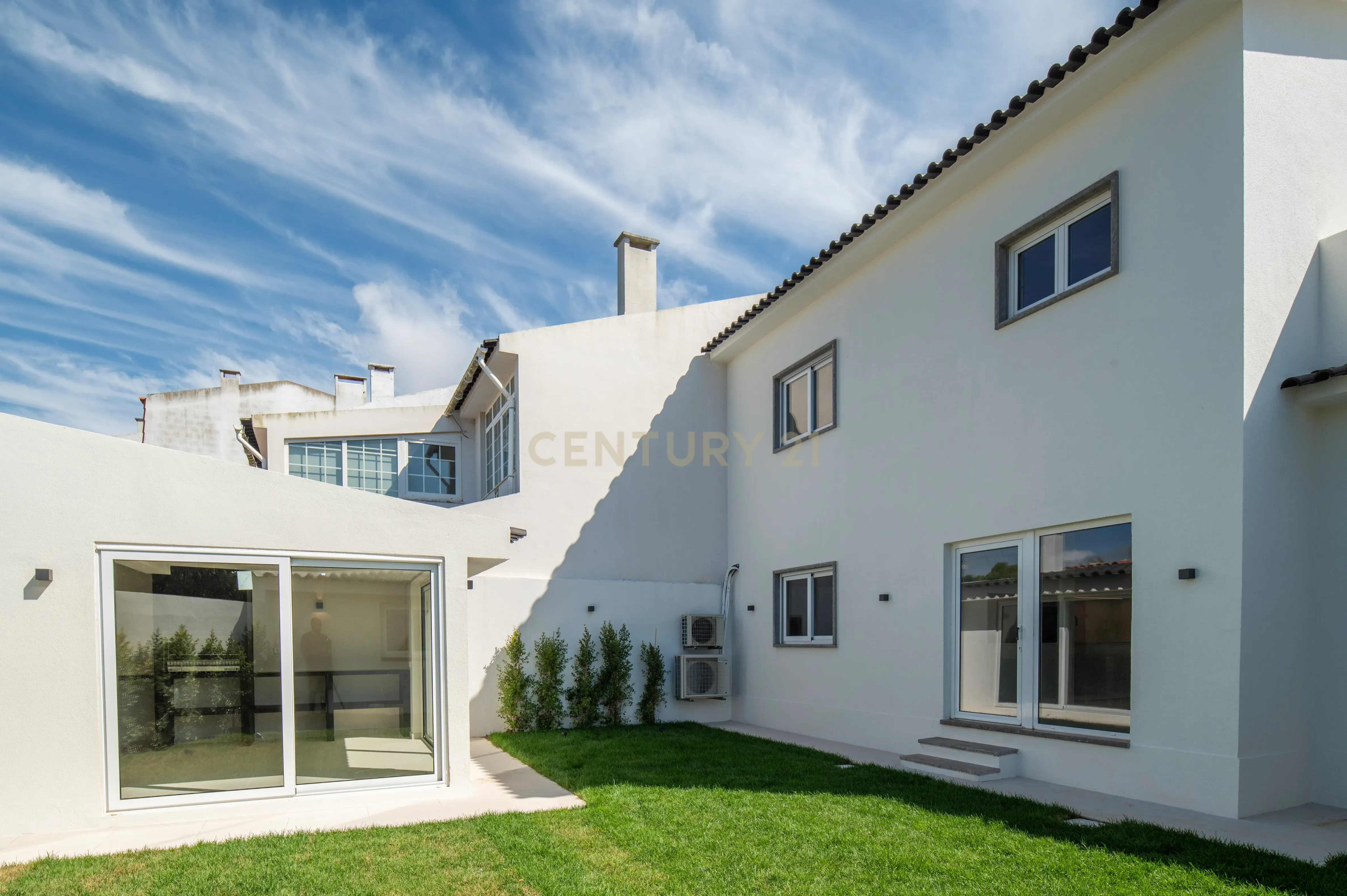 Moradia T4+2 com Piscina, Garagem e Jardim Totalmente Remodelada - Image 37