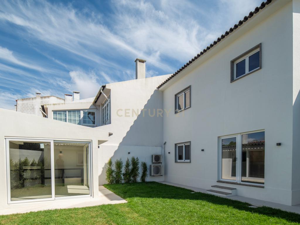 Moradia T4+2 com Piscina, Garagem e Jardim Totalmente Remodelada - Image 37