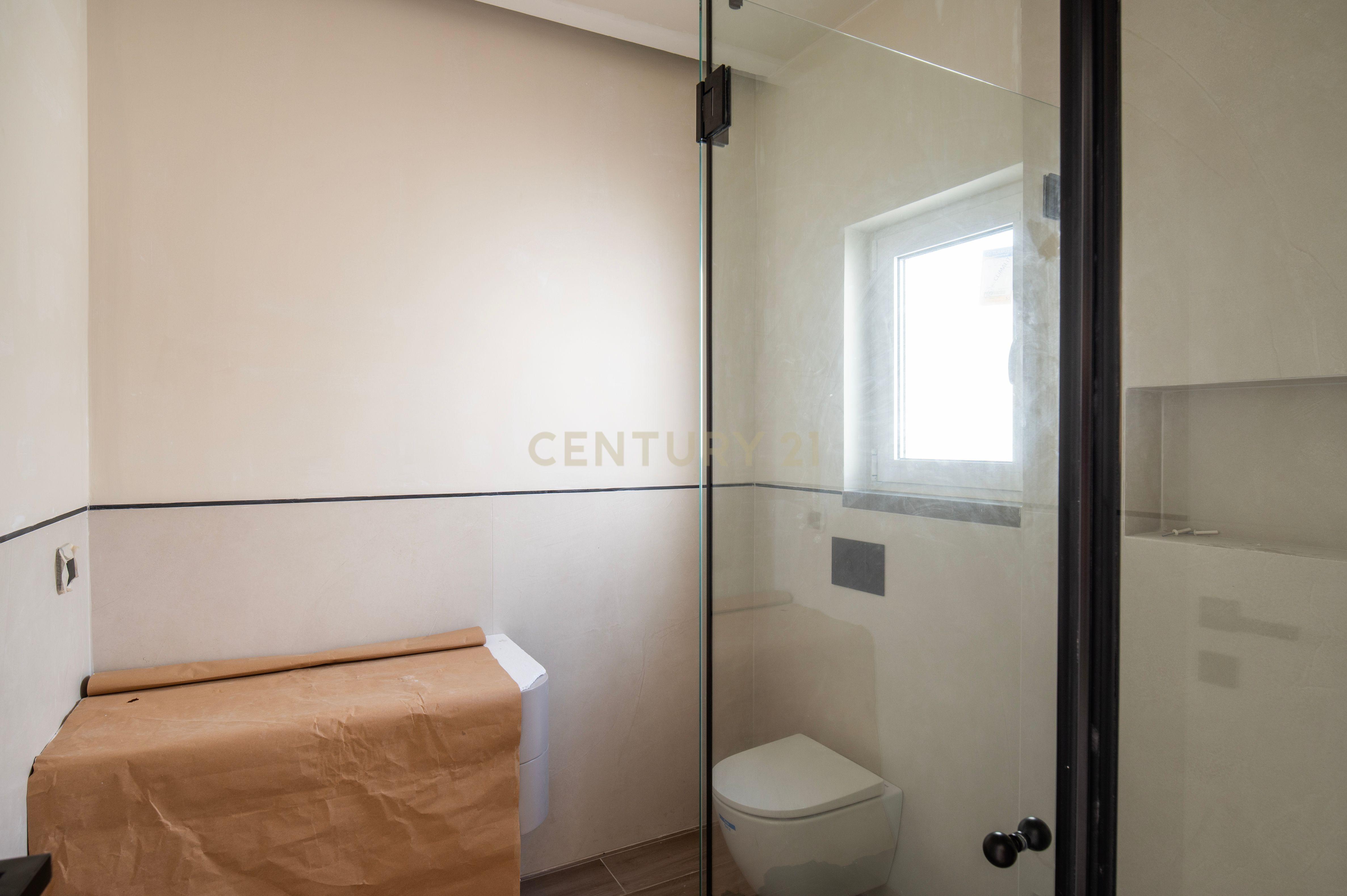 Moradia T4+2 com Piscina, Garagem e Jardim Totalmente Remodelada - Image 27