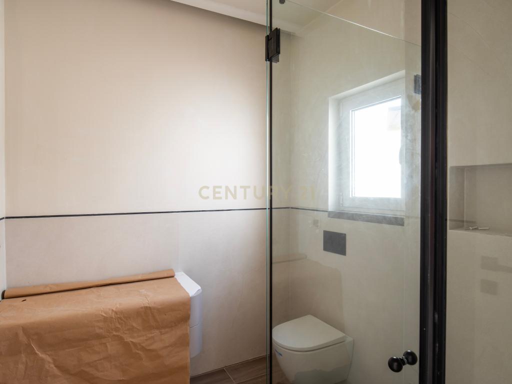 Moradia T4+2 com Piscina, Garagem e Jardim Totalmente Remodelada - Image 27