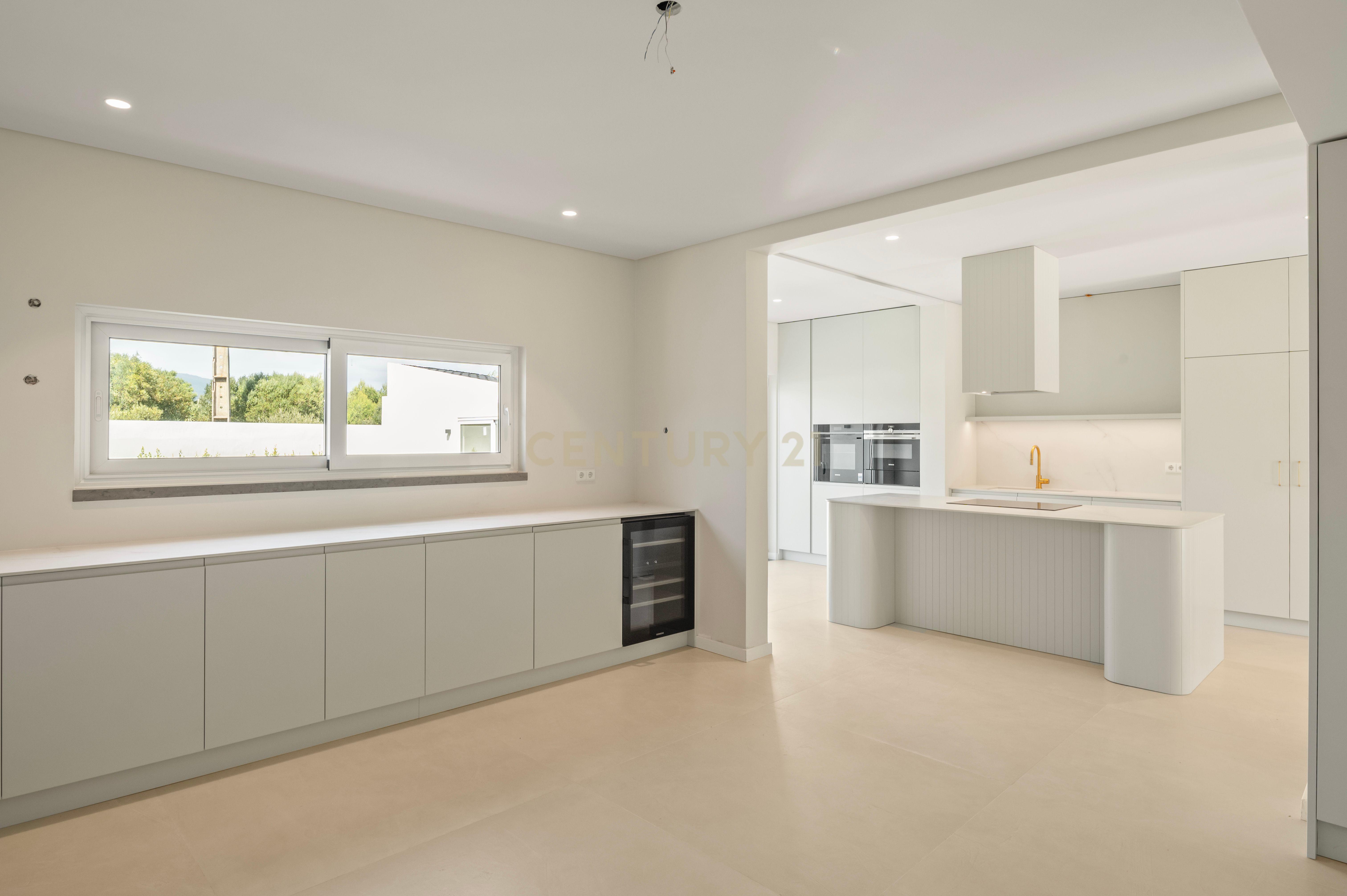 Moradia T4+2 com Piscina, Garagem e Jardim Totalmente Remodelada - Image 6