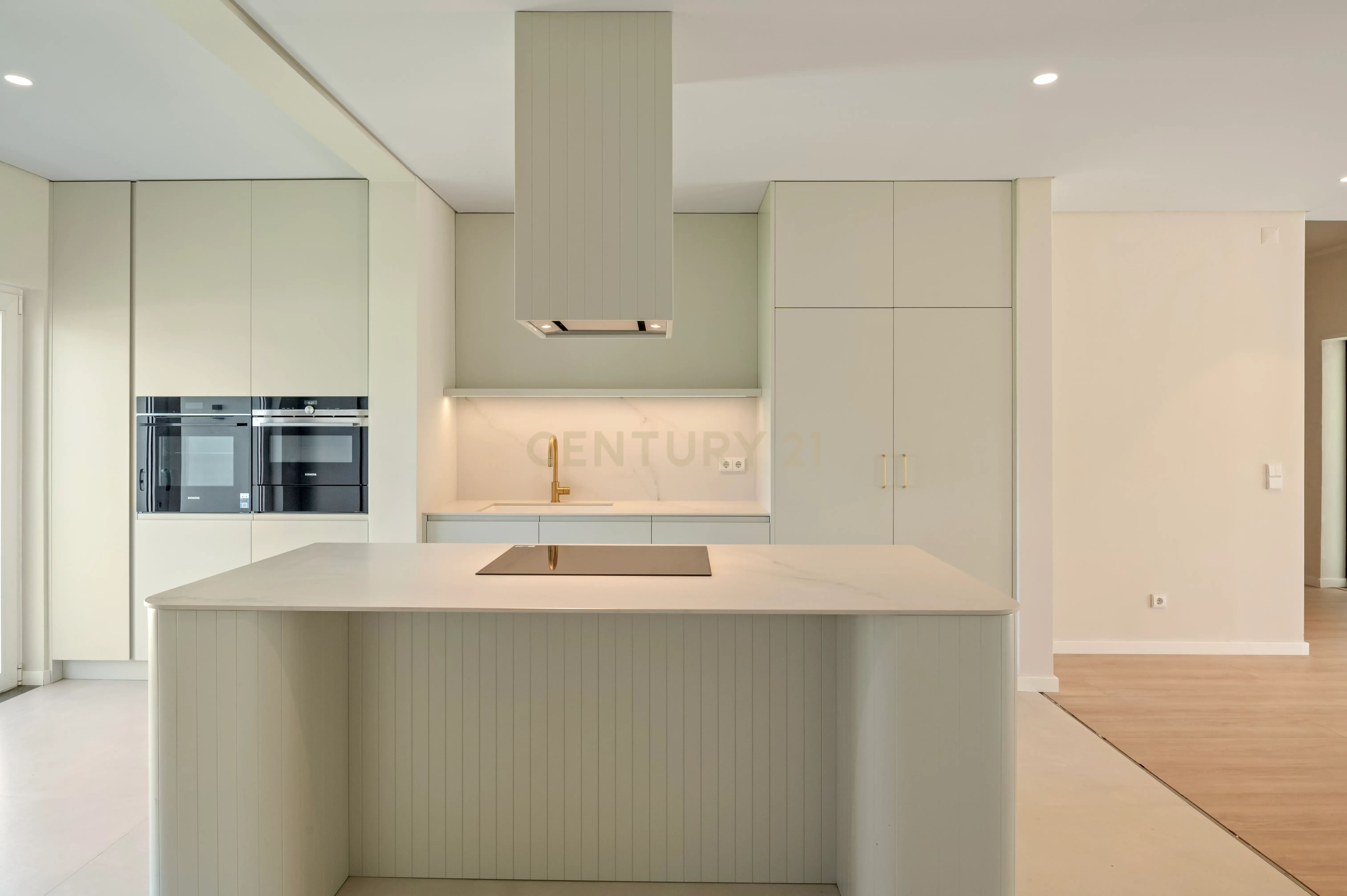 Moradia T4+2 com Piscina, Garagem e Jardim Totalmente Remodelada - Image 5