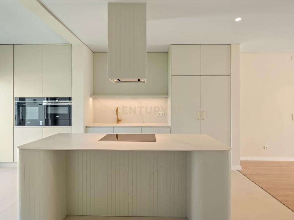 Moradia T4+2 com Piscina, Garagem e Jardim Totalmente Remodelada - Image 5