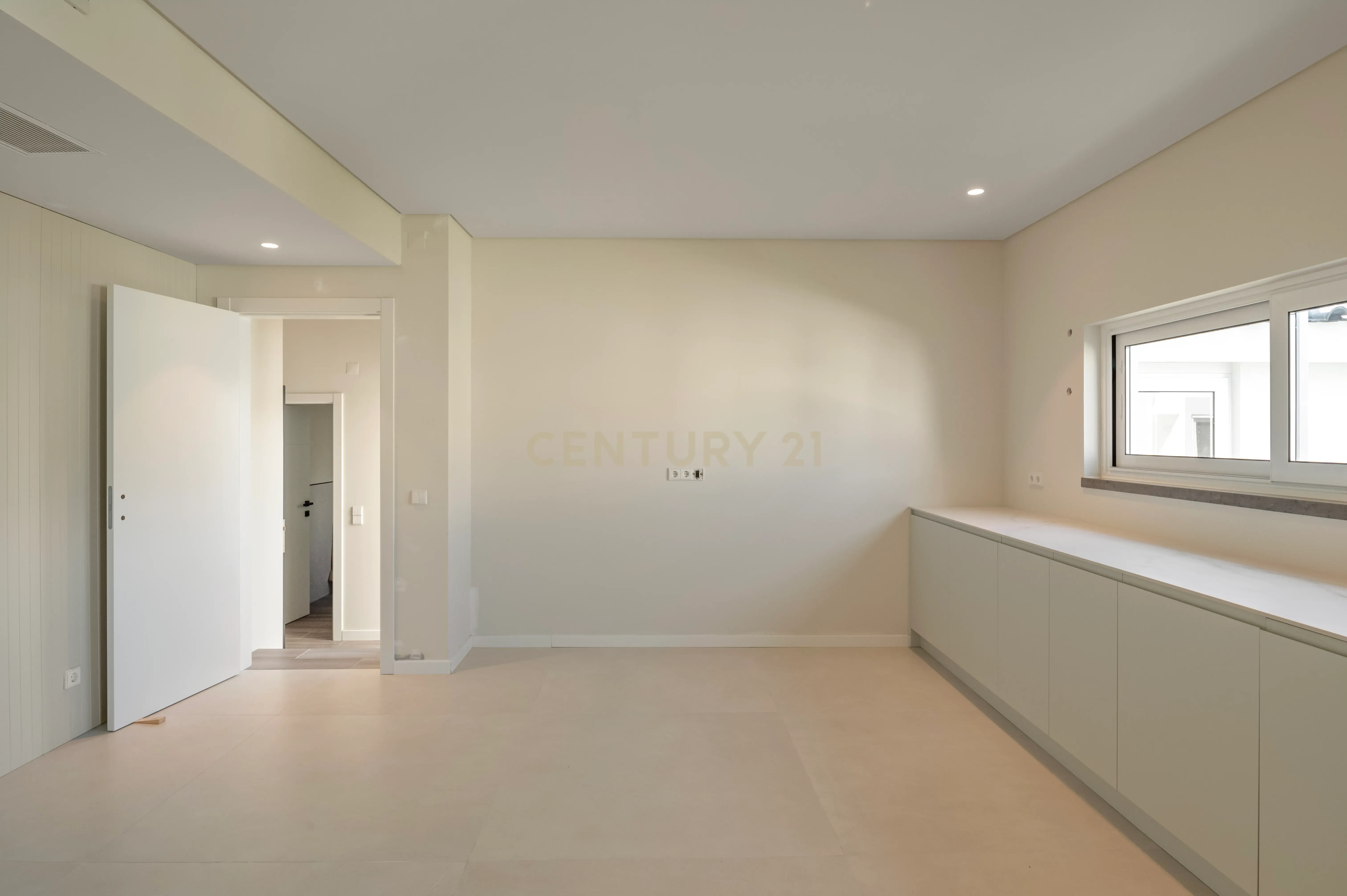 Moradia T4+2 com Piscina, Garagem e Jardim Totalmente Remodelada - Image 7