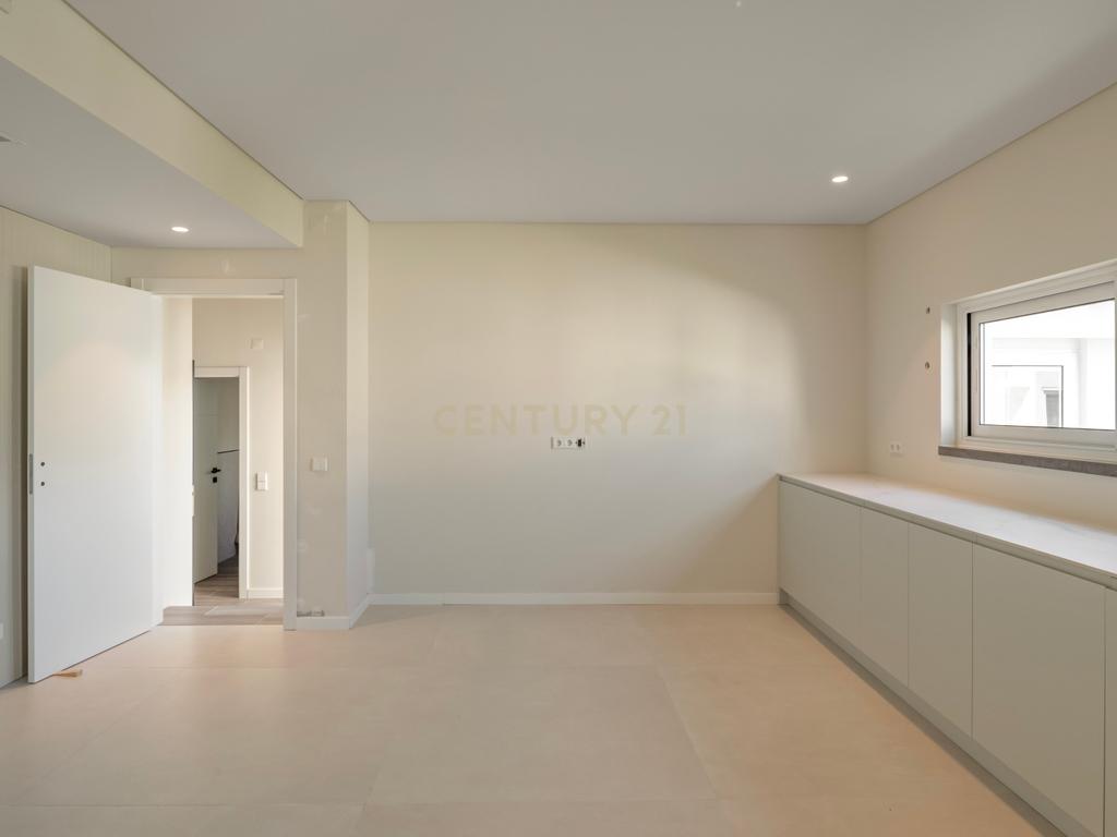 Moradia T4+2 com Piscina, Garagem e Jardim Totalmente Remodelada - Image 7