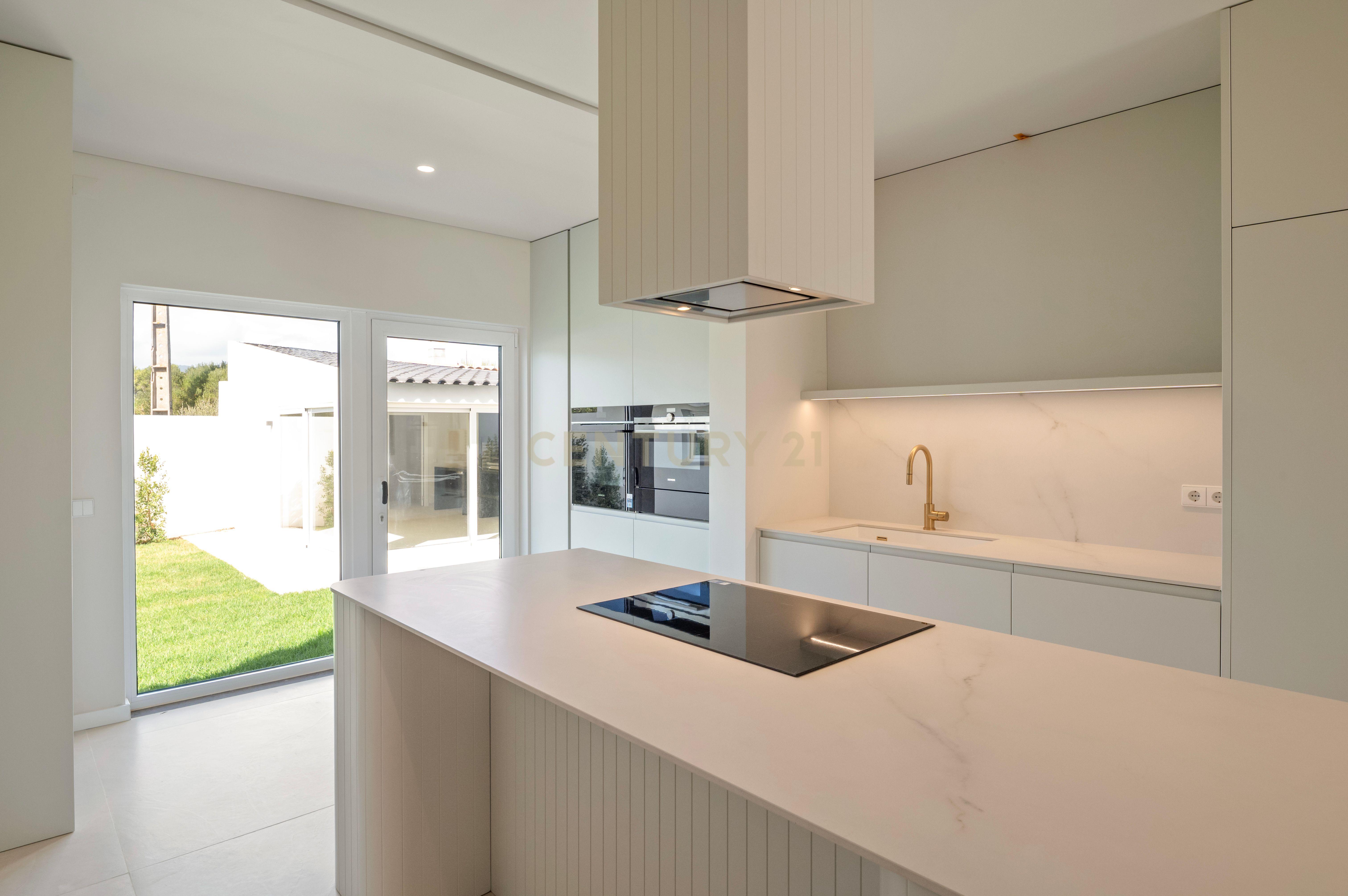 Moradia T4+2 com Piscina, Garagem e Jardim Totalmente Remodelada - Image 3