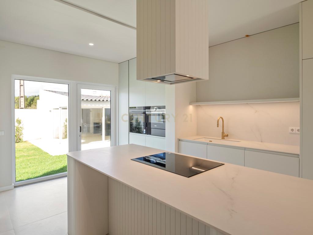 Moradia T4+2 com Piscina, Garagem e Jardim Totalmente Remodelada - Image 3