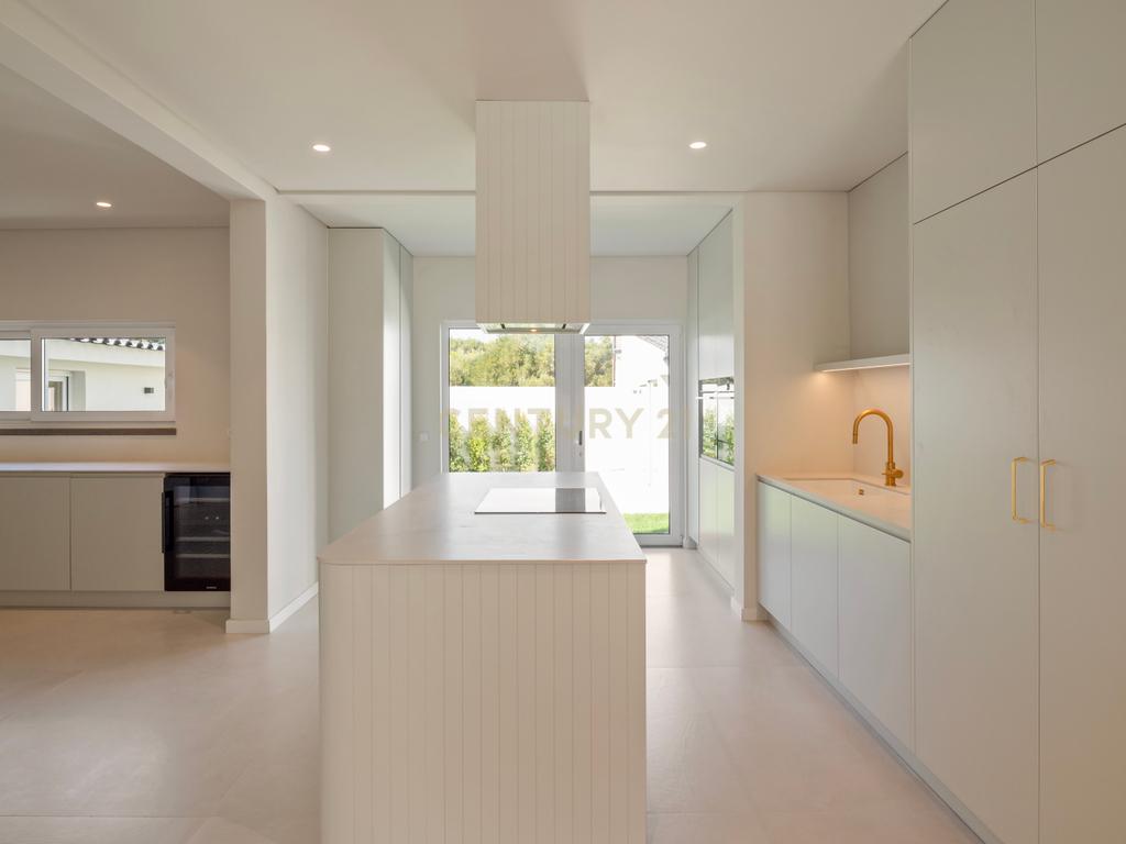 Moradia T4+2 com Piscina, Garagem e Jardim Totalmente Remodelada - Image 4