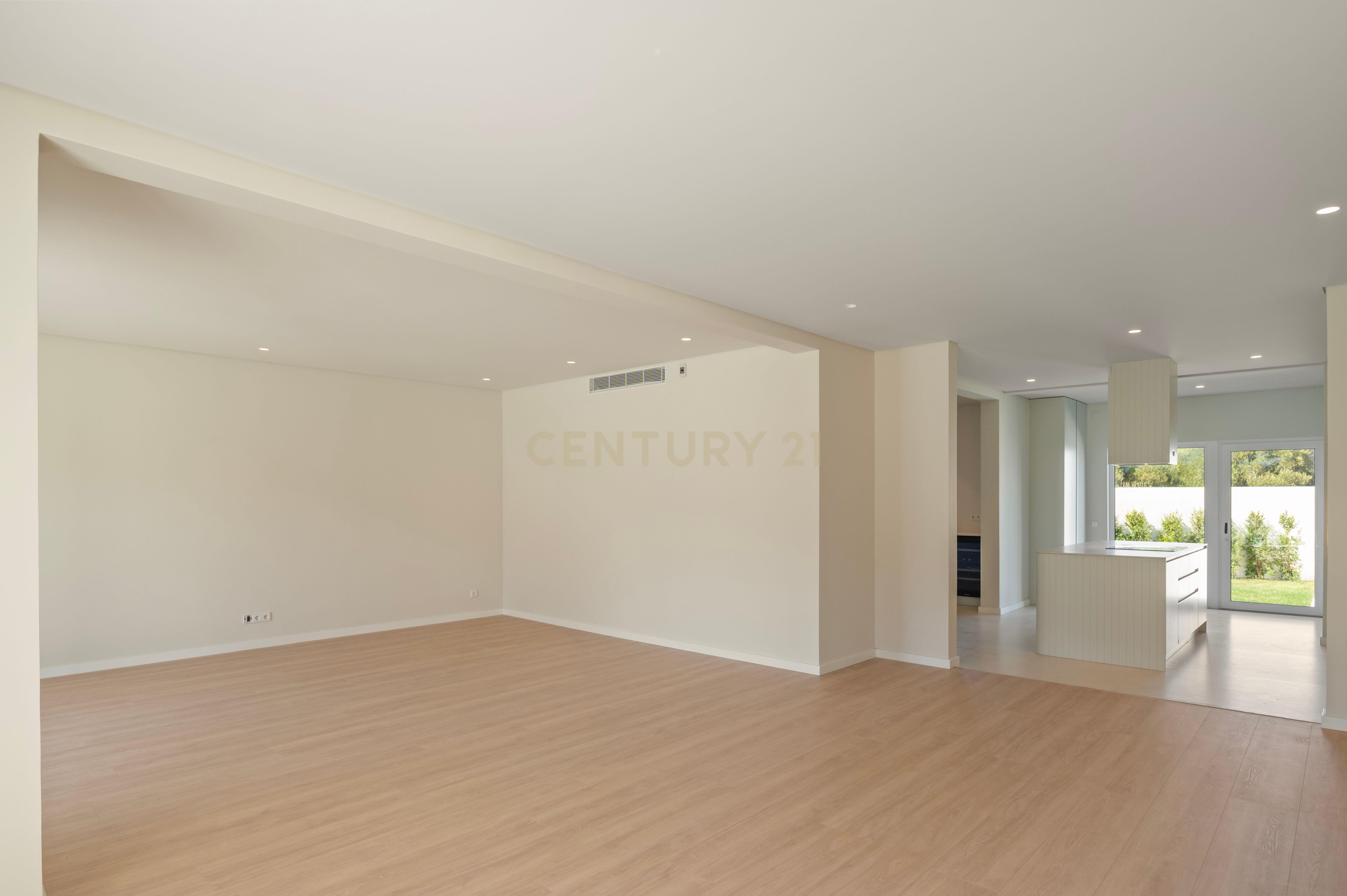 Moradia T4+2 com Piscina, Garagem e Jardim Totalmente Remodelada - Image 9