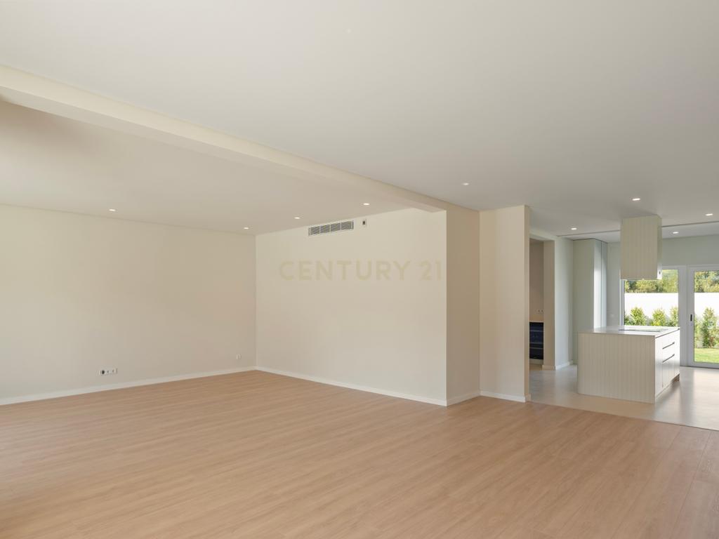 Moradia T4+2 com Piscina, Garagem e Jardim Totalmente Remodelada - Image 9