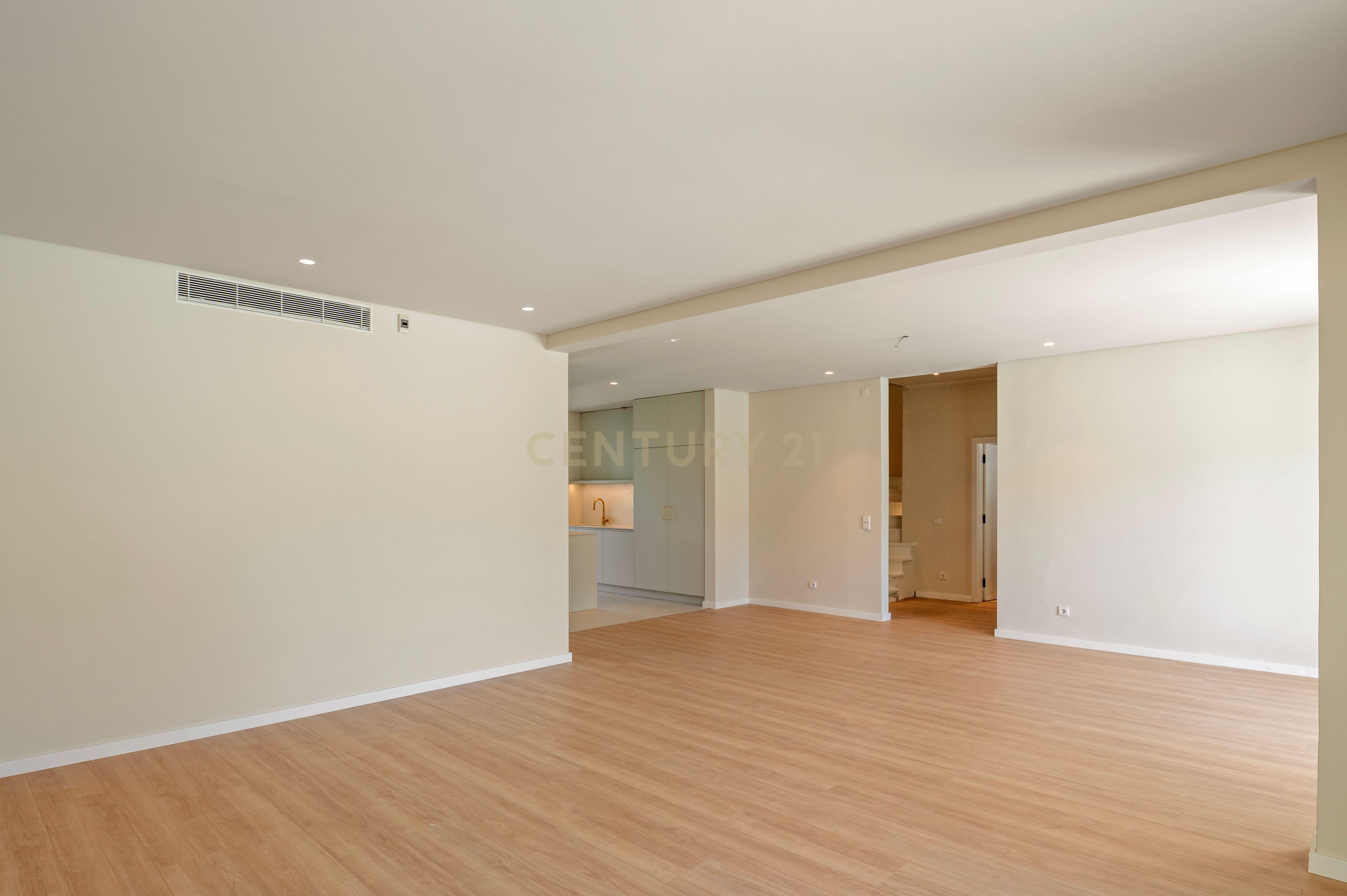 Moradia T4+2 com Piscina, Garagem e Jardim Totalmente Remodelada - Image 10