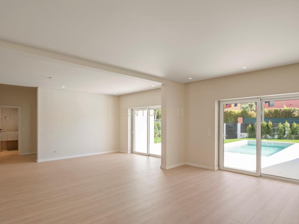 Moradia T4+2 com Piscina, Garagem e Jardim Totalmente Remodelada - Image 8