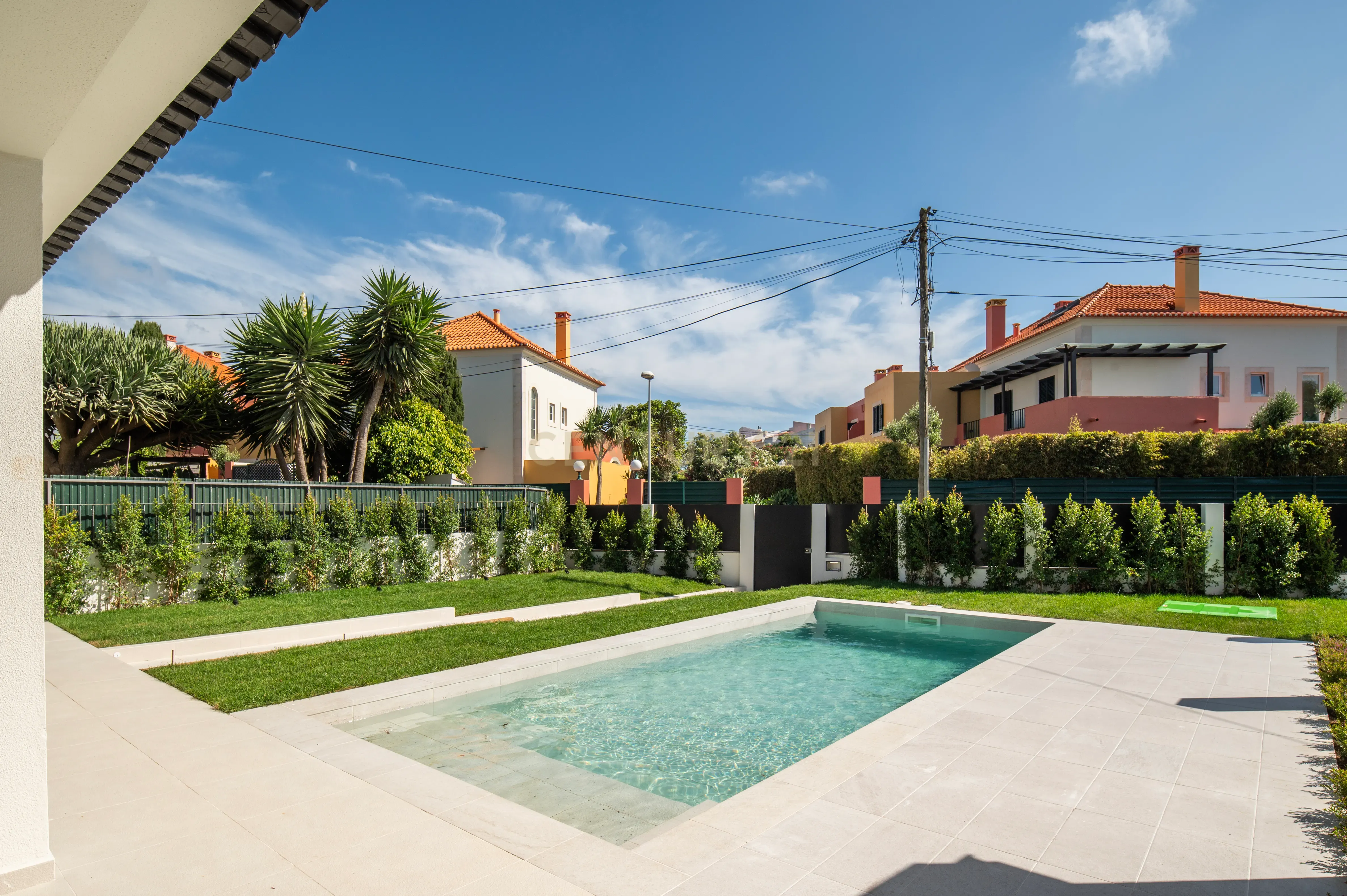 Moradia T4+2 com Piscina, Garagem e Jardim Totalmente Remodelada - Image 2