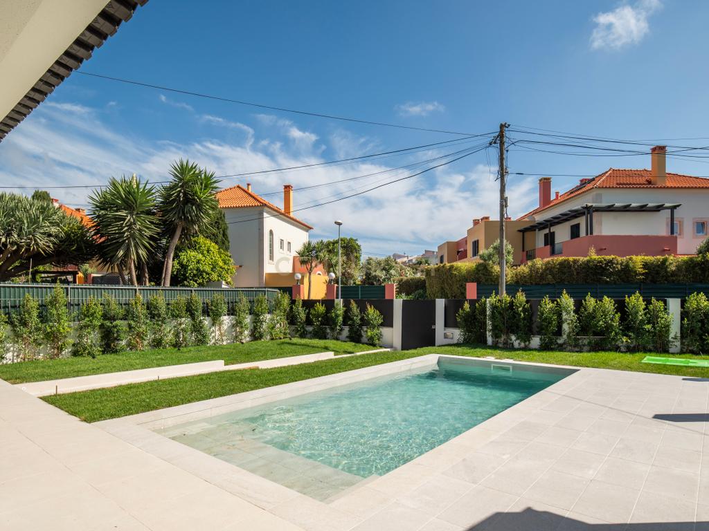 Moradia T4+2 com Piscina, Garagem e Jardim Totalmente Remodelada - Image 2