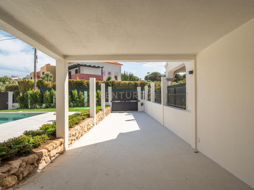 Moradia T4+2 com Piscina, Garagem e Jardim Totalmente Remodelada - Image 35