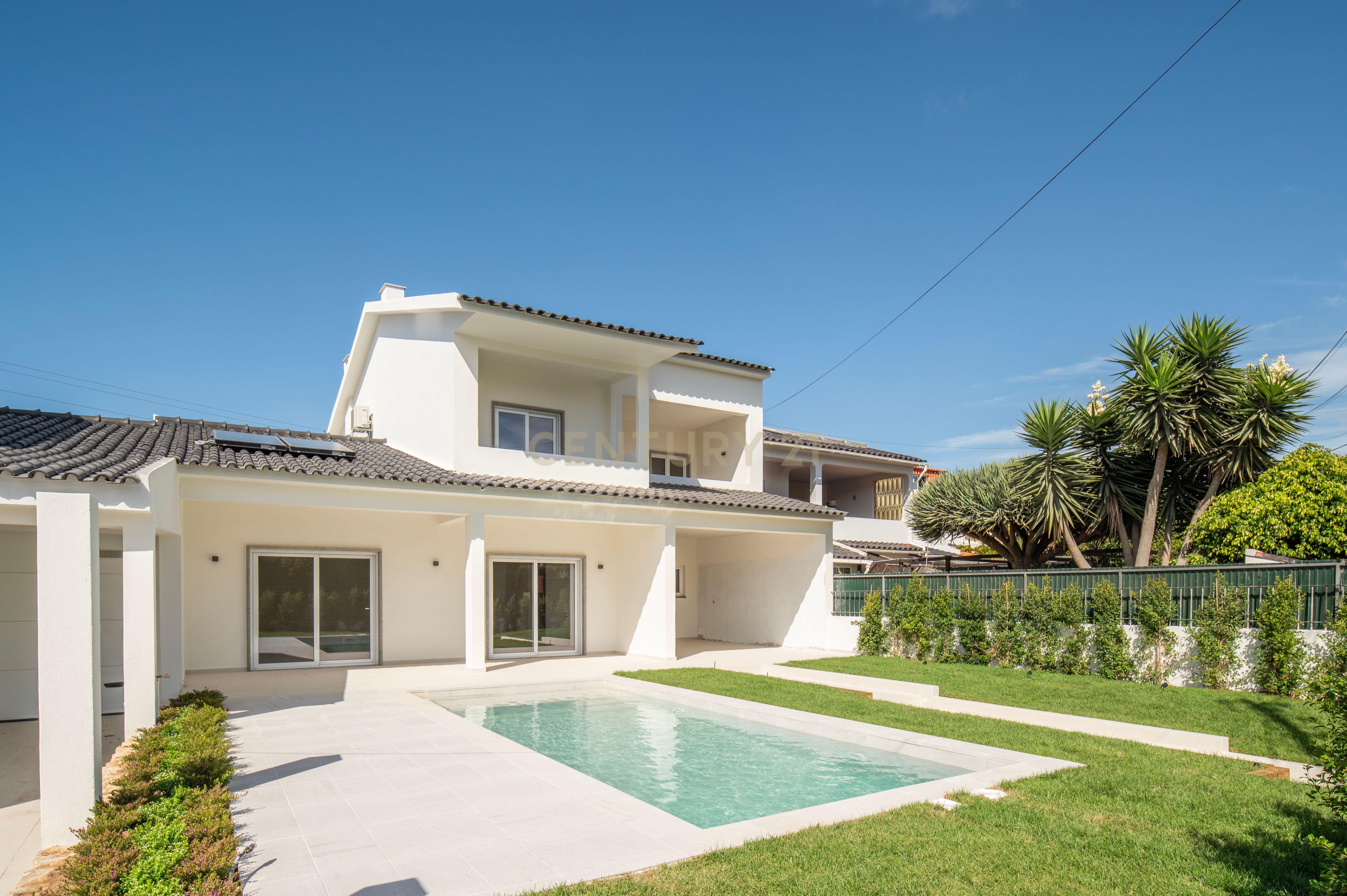 Moradia T4+2 com Piscina, Garagem e Jardim Totalmente Remodelada - Image 1