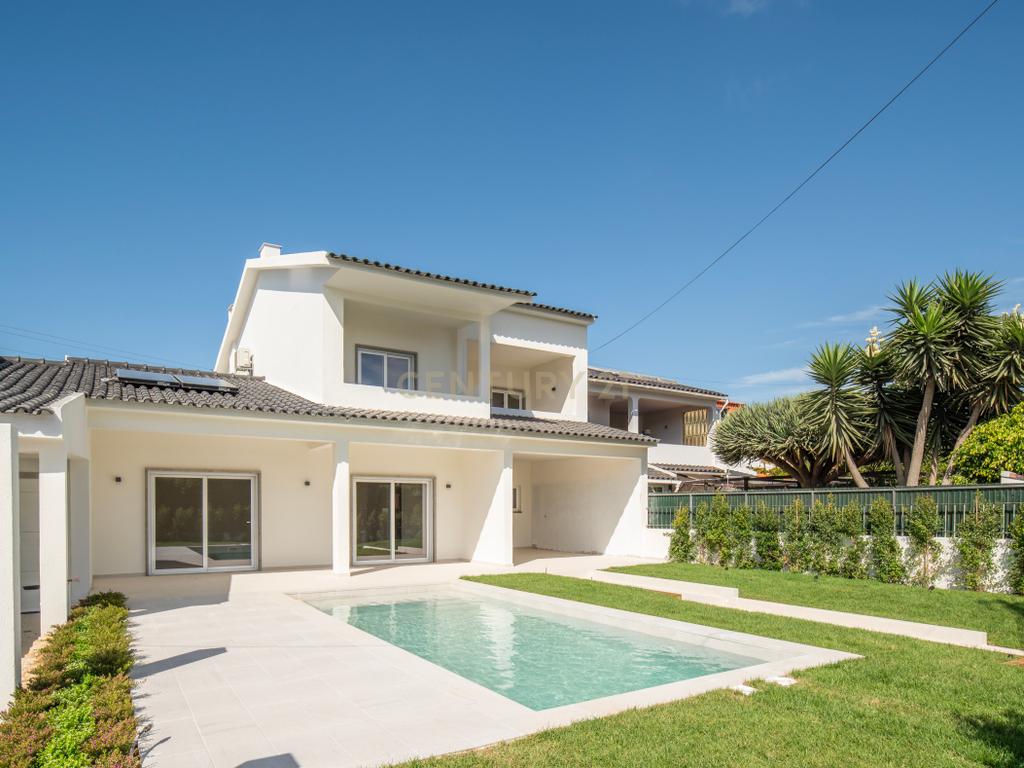 Moradia T4+2 com Piscina, Garagem e Jardim Totalmente Remodelada - Image 1