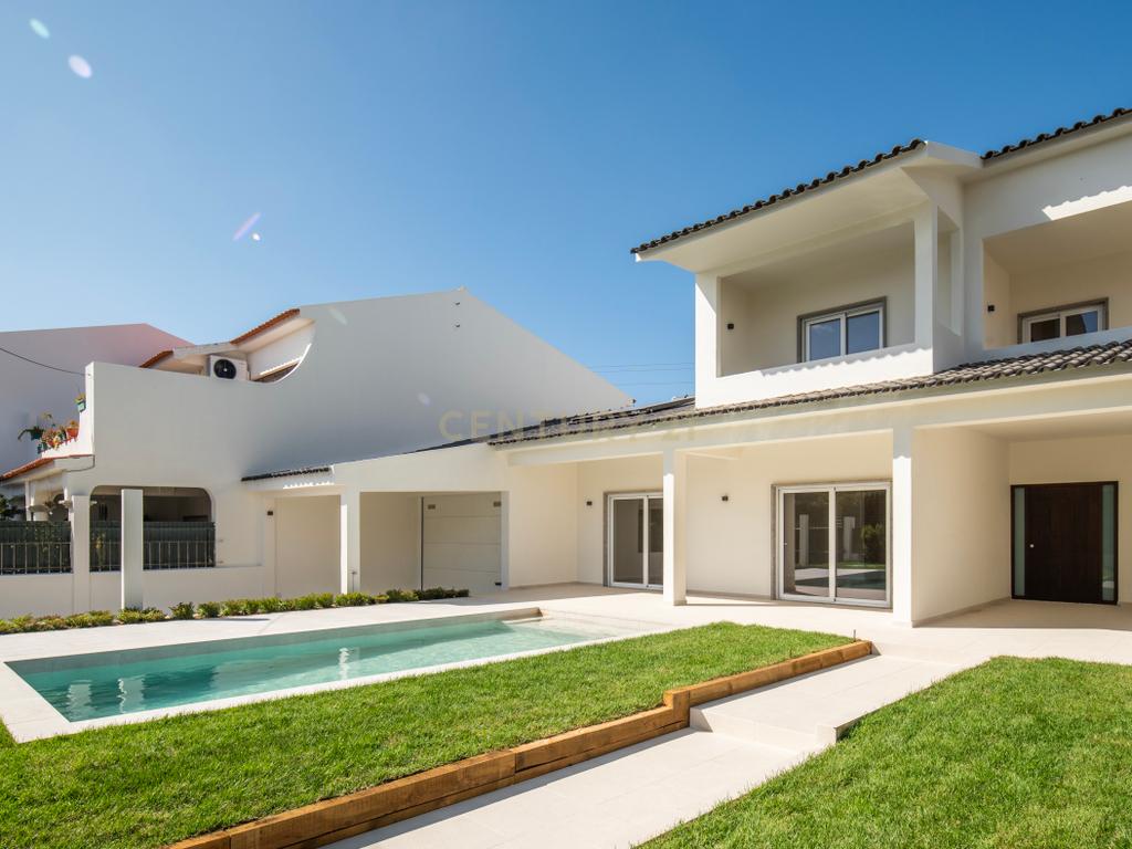 Moradia T4+2 com Piscina, Garagem e Jardim Totalmente Remodelada - Image 38