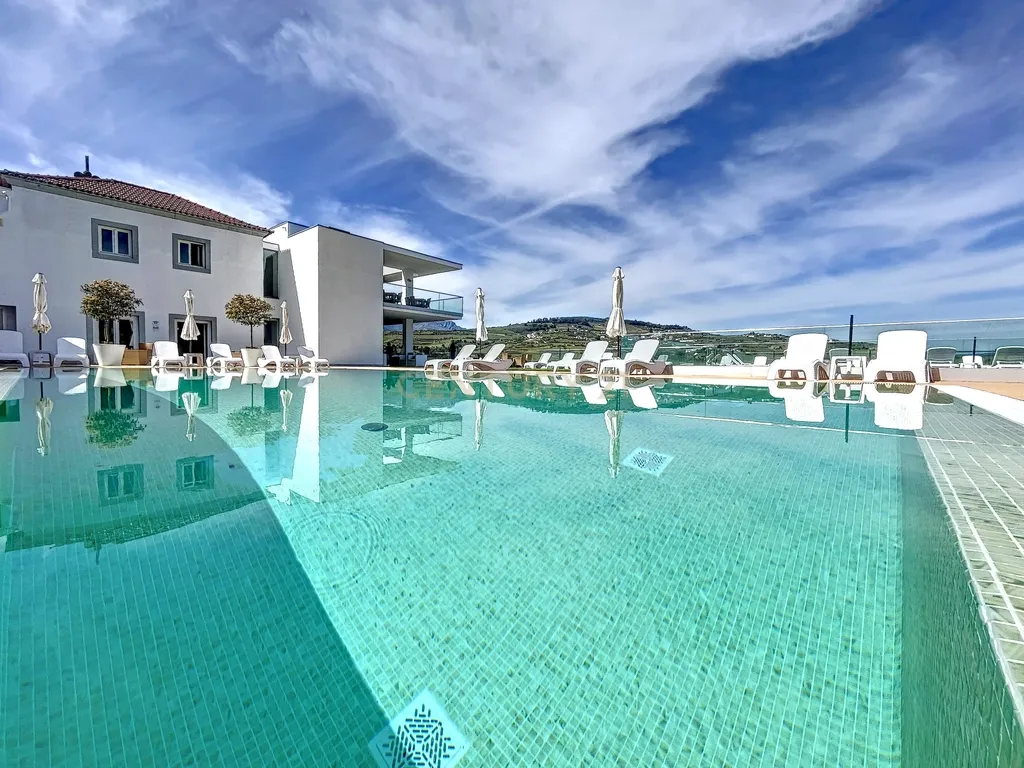 Hotel DD uma "varanda" para o rio Douro, integrado numa quinta no coração do Alto Douro Vinhateiro, perto do Peso da Régua, Portugal - Image 1