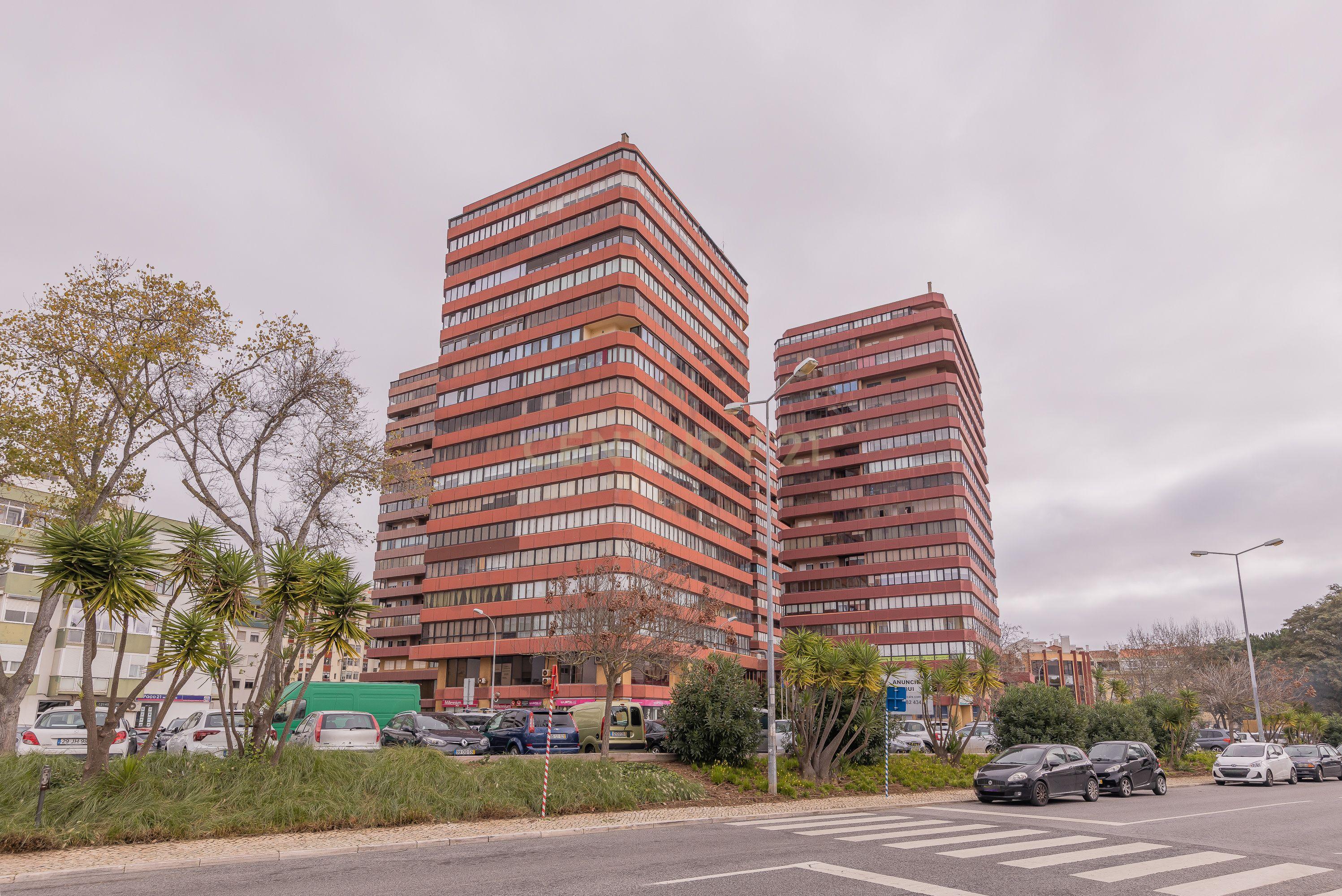 Penthouse T5 garagem Box 2 carros Torres das Palmeiras Oeiras - Image 4