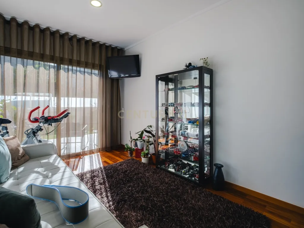 Moradia T4 com 255 m², Suíte Generosa, Jardim e Garagem para 3+ Viaturas | Astromil, Paredes - Image 42