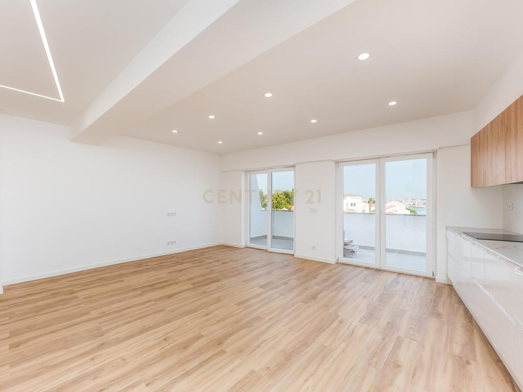 T2 Totalmente Remodelado com Terraço — Almada Centro. - Image 2