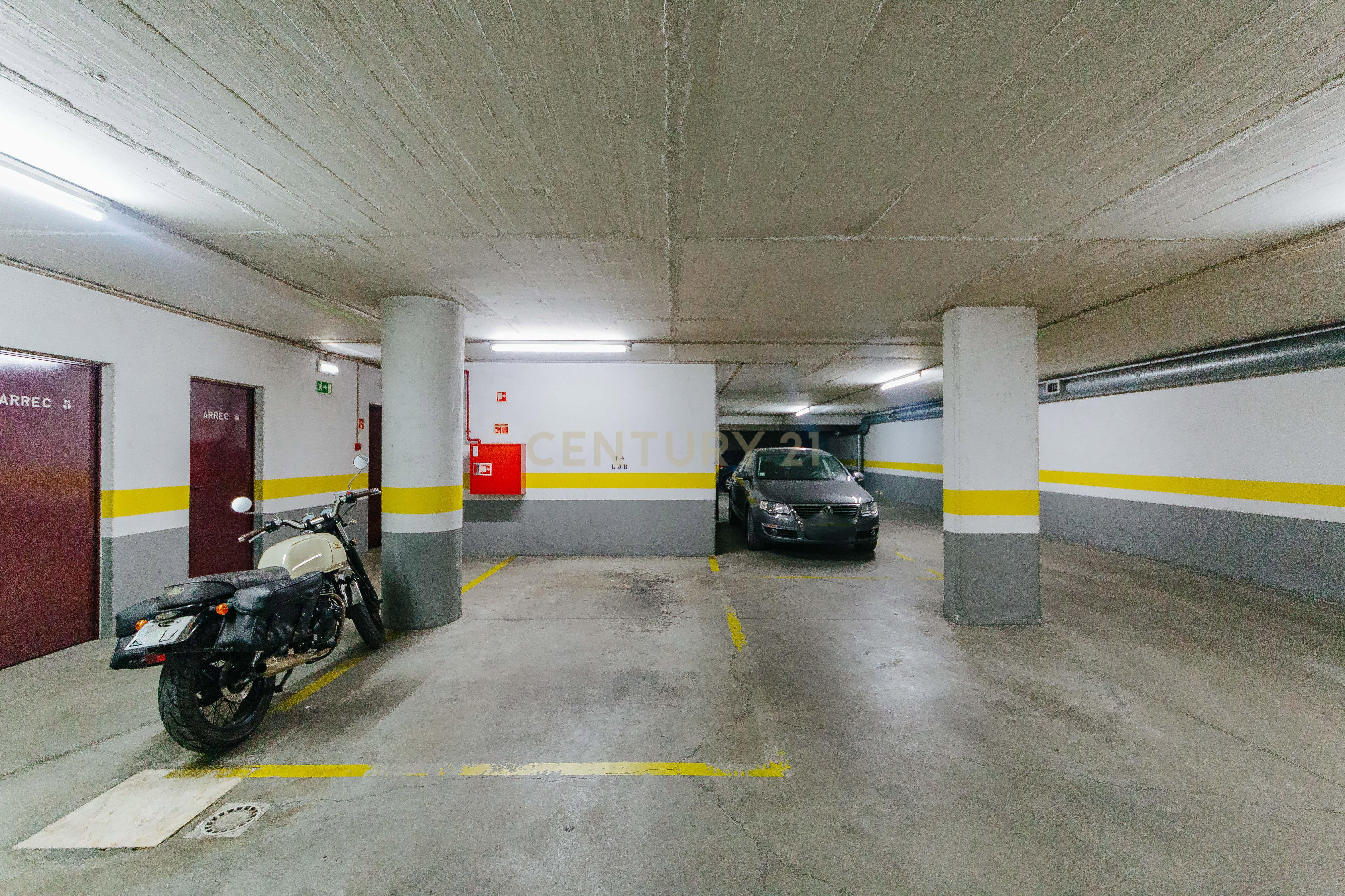 Espaço comercial na prestigiada urbanização do Alto Dos Moinhos - Image 9